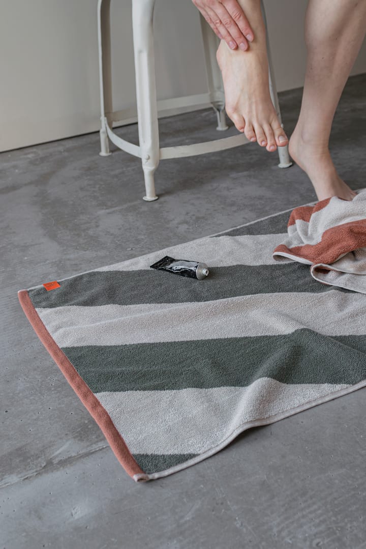 Diagonal bademåtte 50x80 cm, Dark olive Mette Ditmer