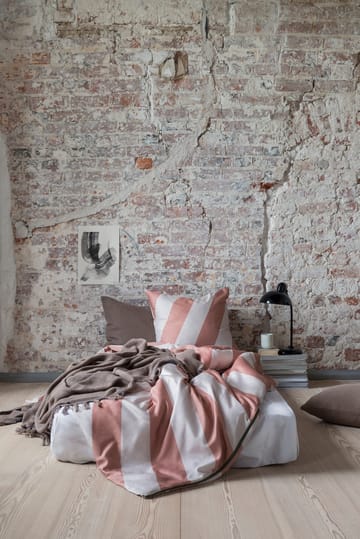 Diagonal sengetøjssæt 3 dele

 - Brick-sand, 200x220 cm/60x63 cm - Mette Ditmer