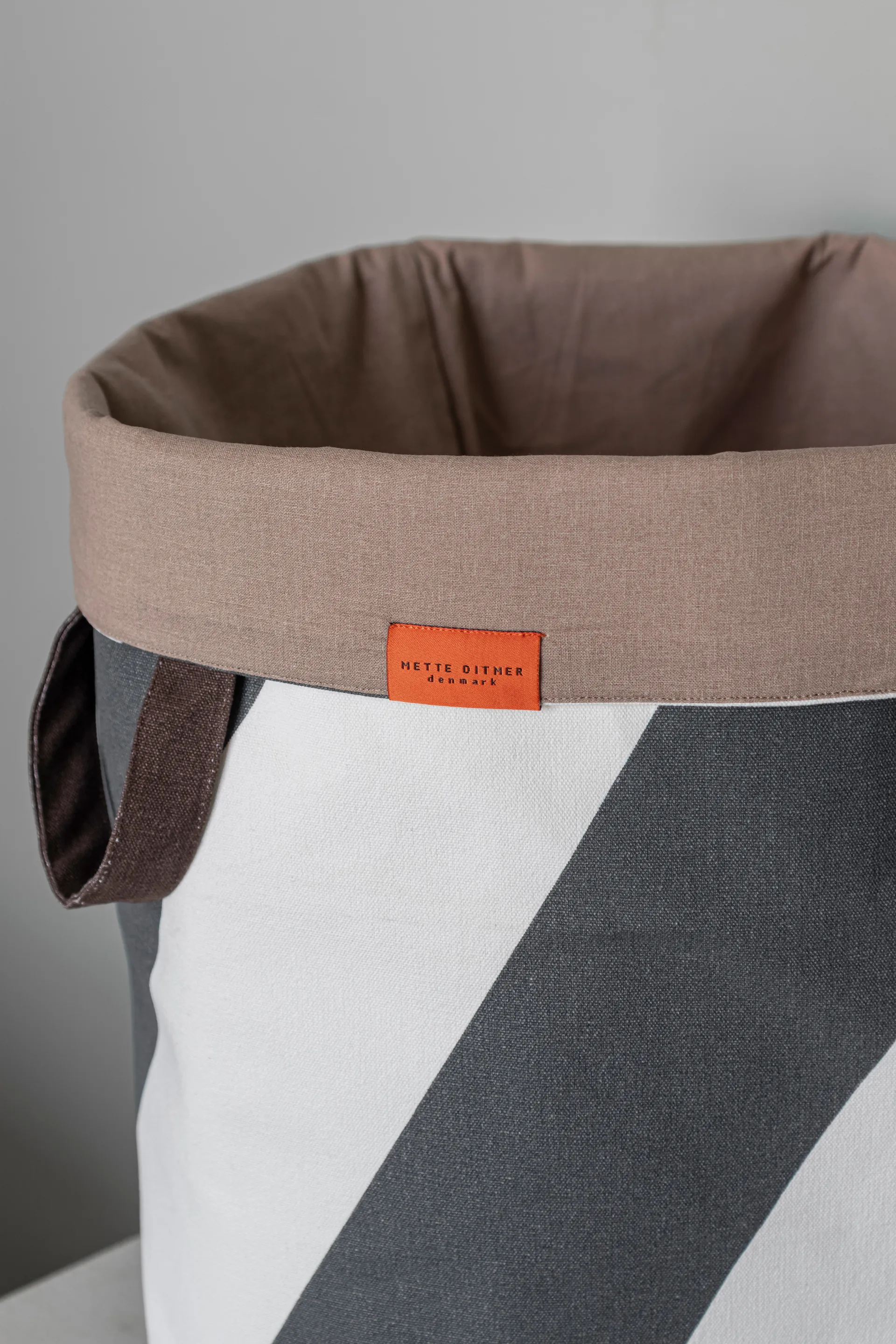 Diagonal vaskekurv Ø40x50 cm, Dark grå-off-white Mette Ditmer