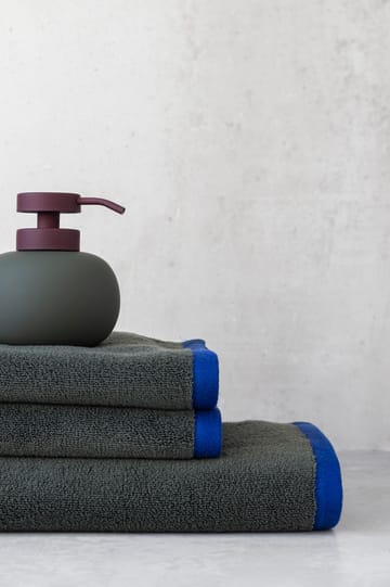 Lotus play sæbedispenser lav, inkl. 2 pumpehoveder - Dark olive - Mette Ditmer
