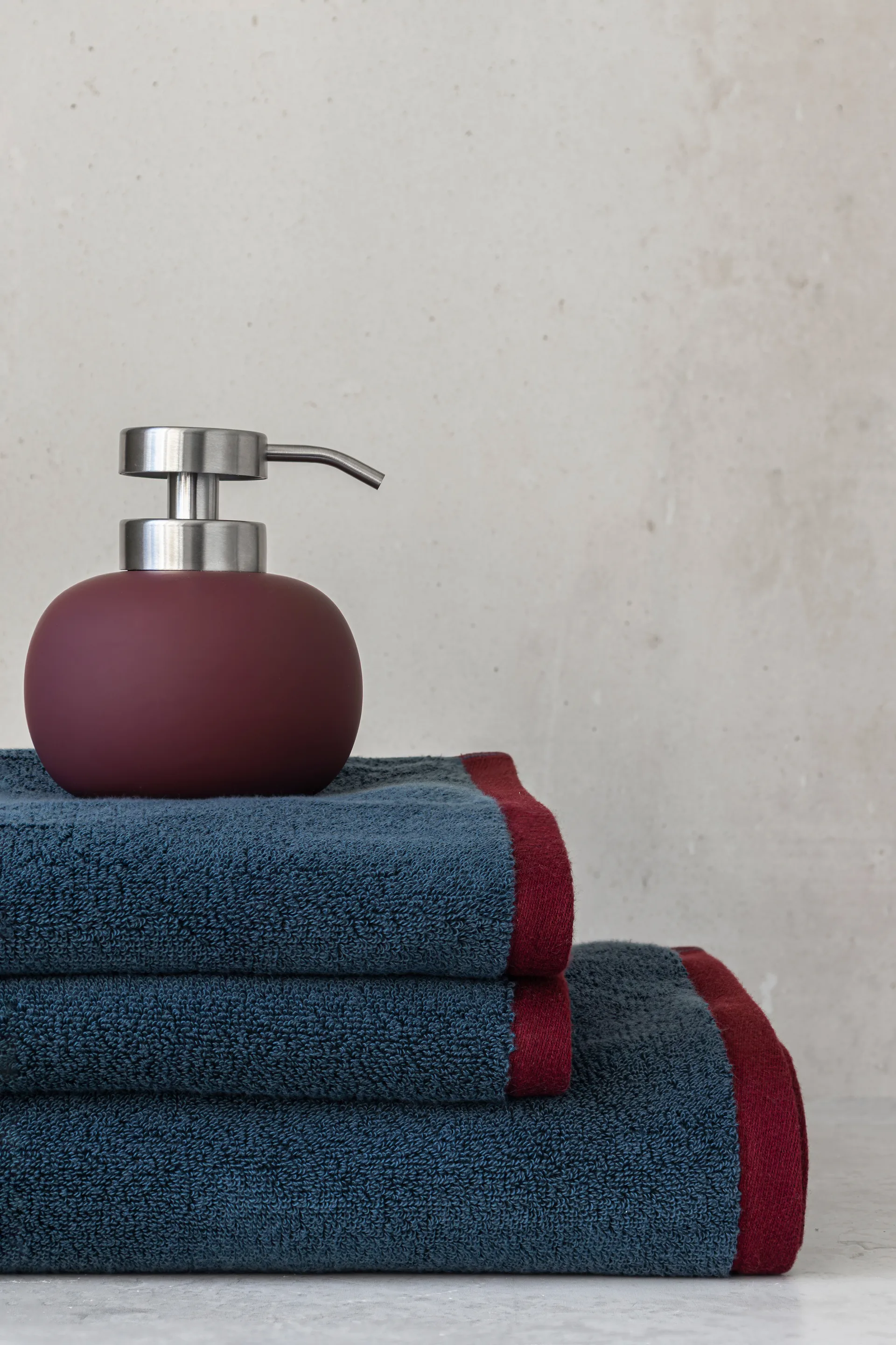 Lotus play sæbedispenser lav, inkl. 2 pumpehoveder, Wine Mette Ditmer