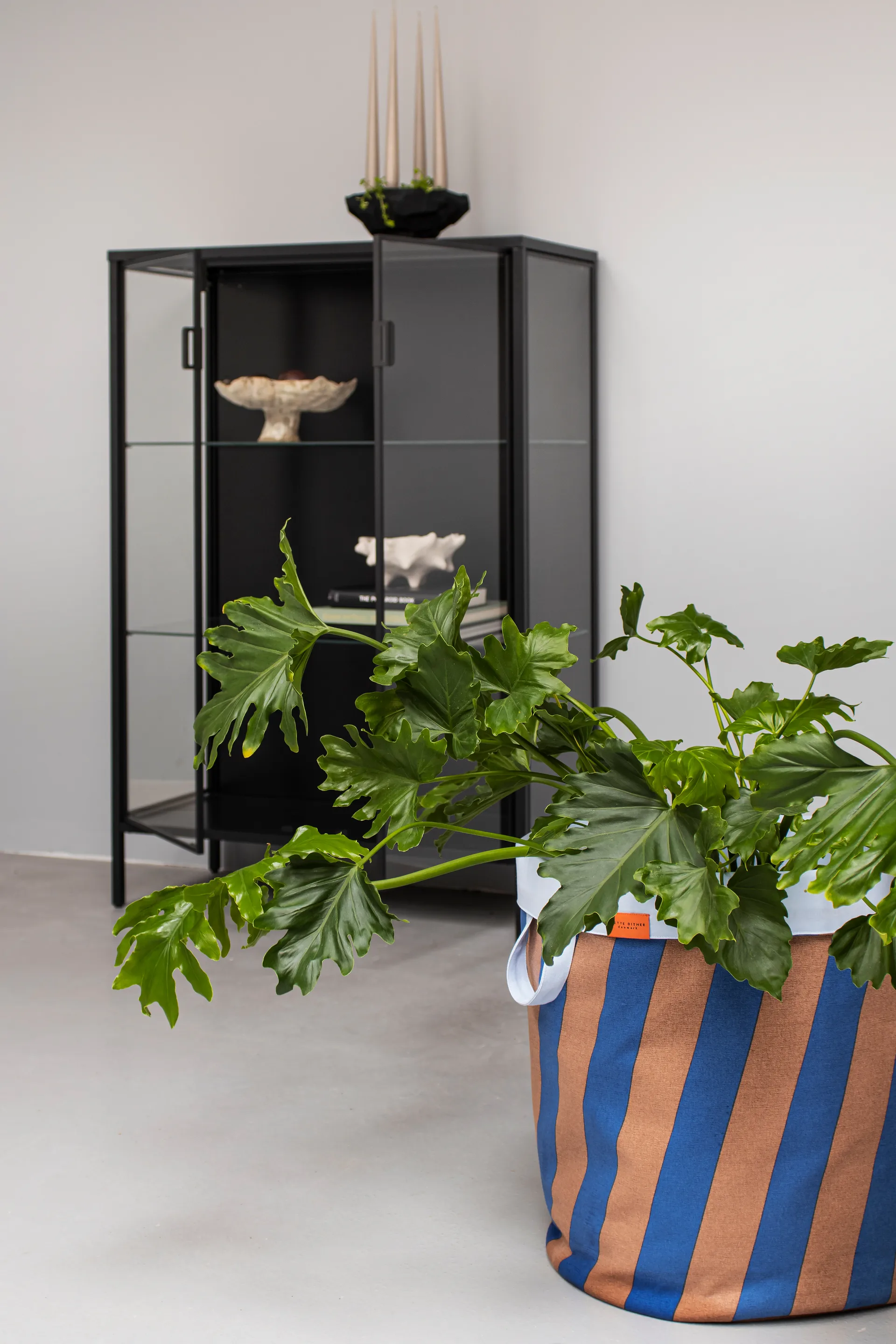 Nova Arte vasketøjskurv 40x40x50 cm, Cobalt/Blush Mette Ditmer