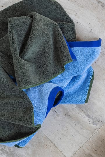 Soft badehåndklæde 70x133 cm - Dark olive-light blue - Mette Ditmer