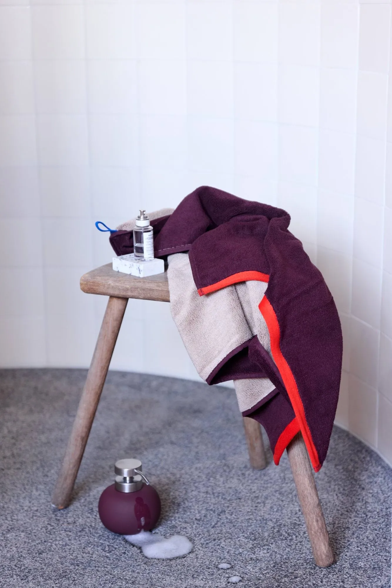 Soft badehåndklæde 70x133 cm, Grey-Red (grå-rød), 70x133 cm Mette Ditmer