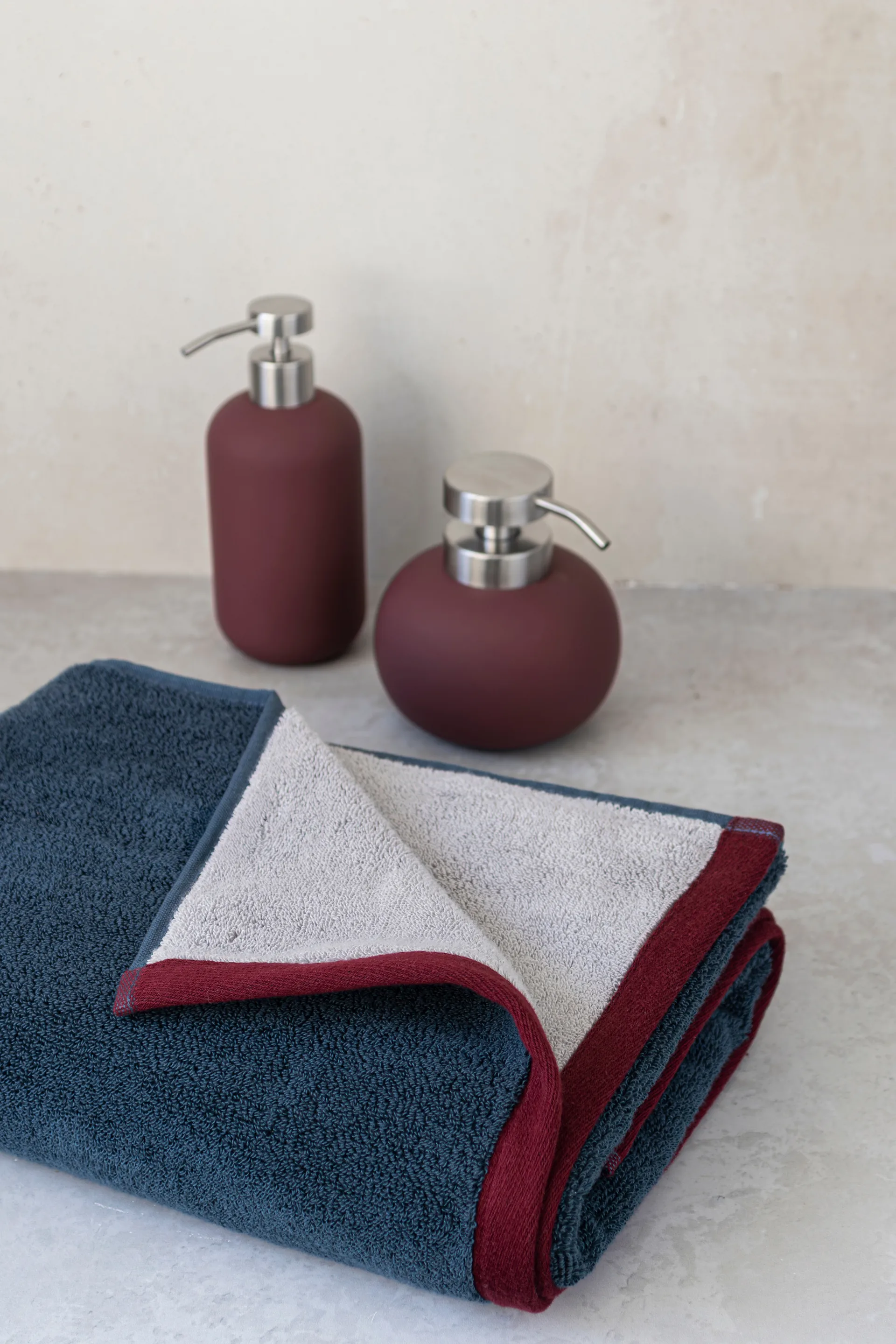 Soft badehåndklæde 70x133 cm, Midnight blue-light grey Mette Ditmer