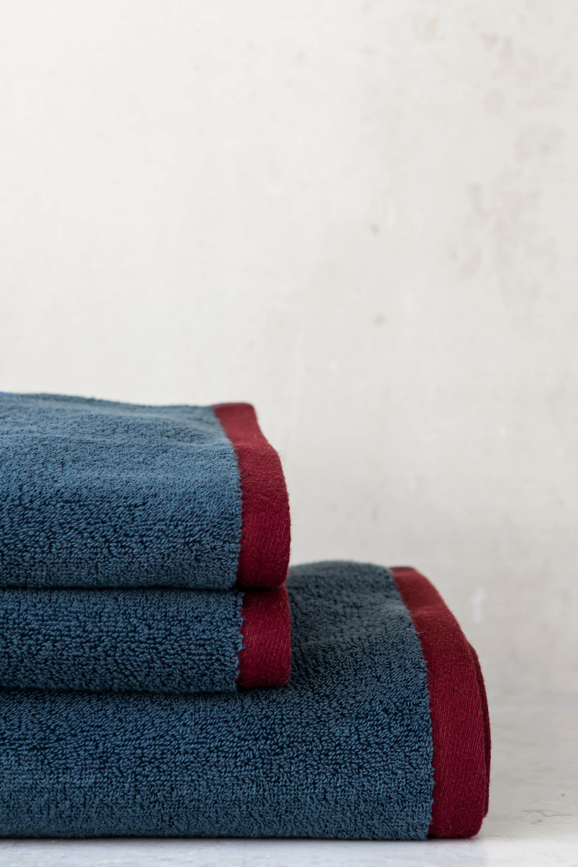 Soft badehåndklæde 70x133 cm, Midnight blue-light grey Mette Ditmer