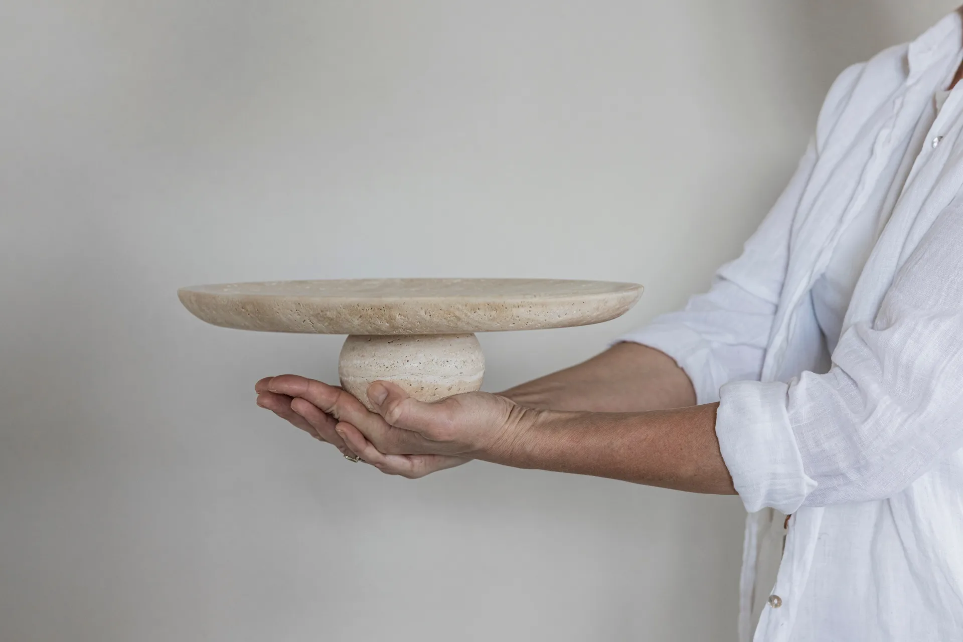 Travertin piedestal, Linen, Ø32×8,5 cm Mette Ditmer