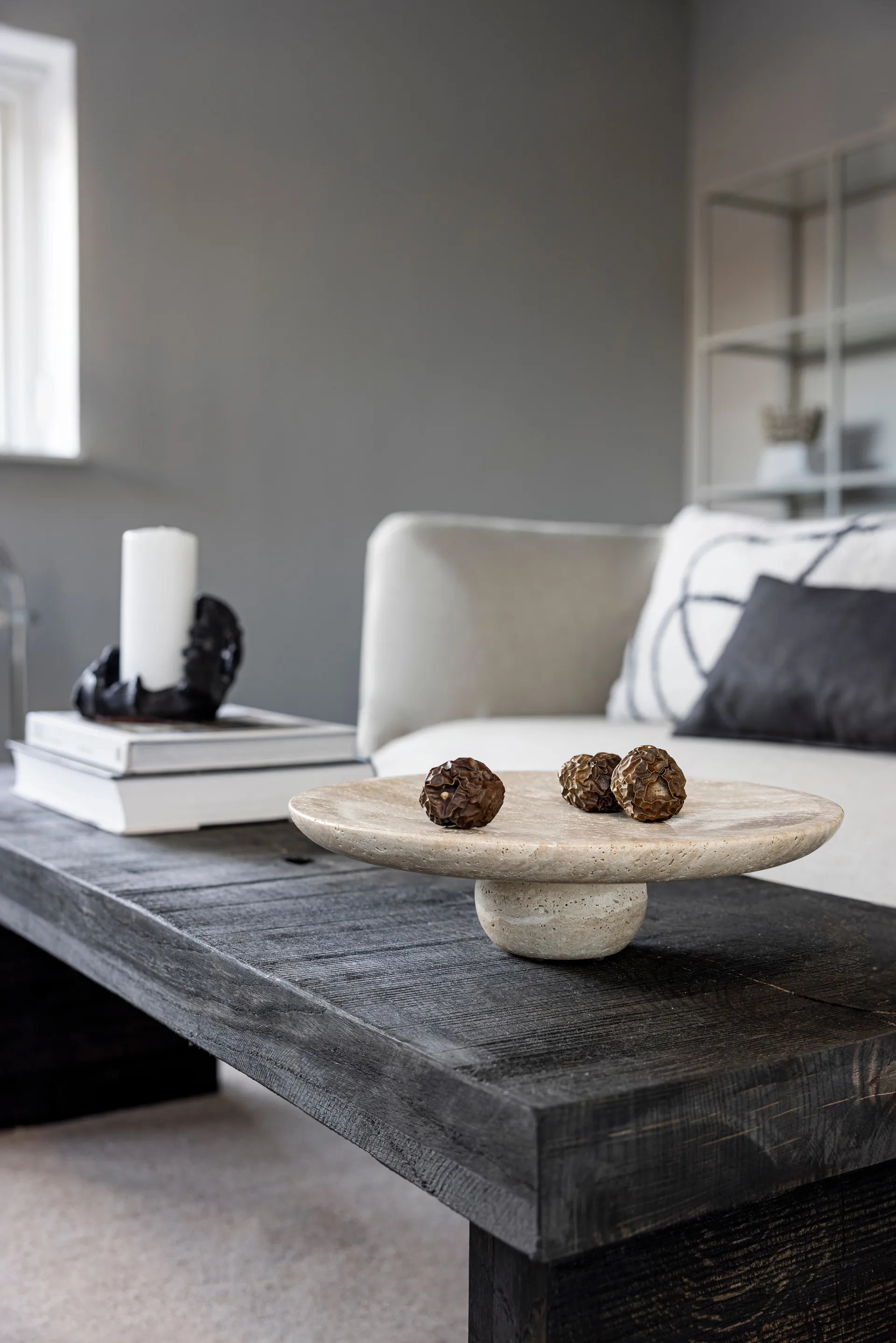 Travertin piedestal, Linen, Ø32×8,5 cm Mette Ditmer