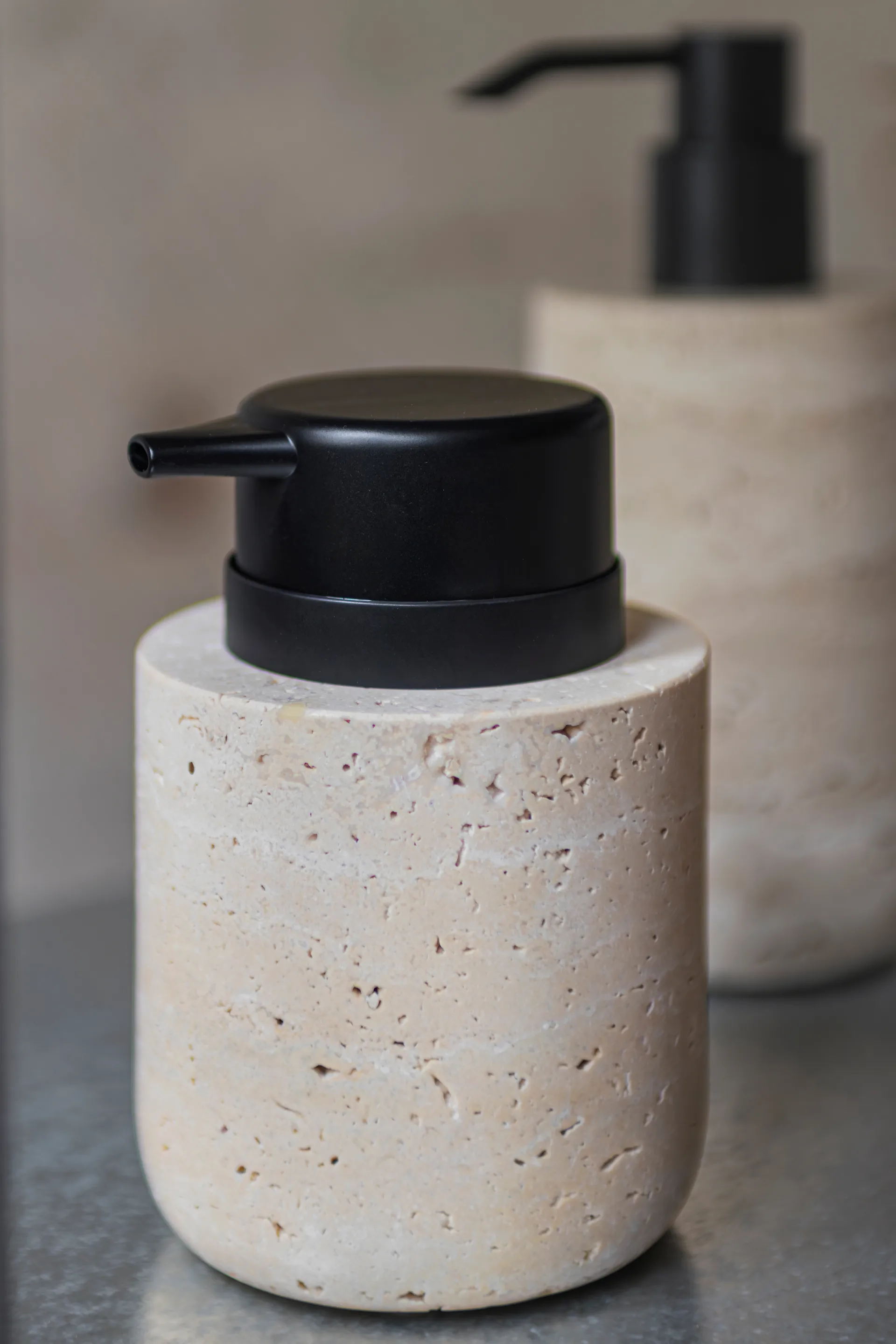 Travertine sæbedispenser 12,5 cm, Linen Mette Ditmer