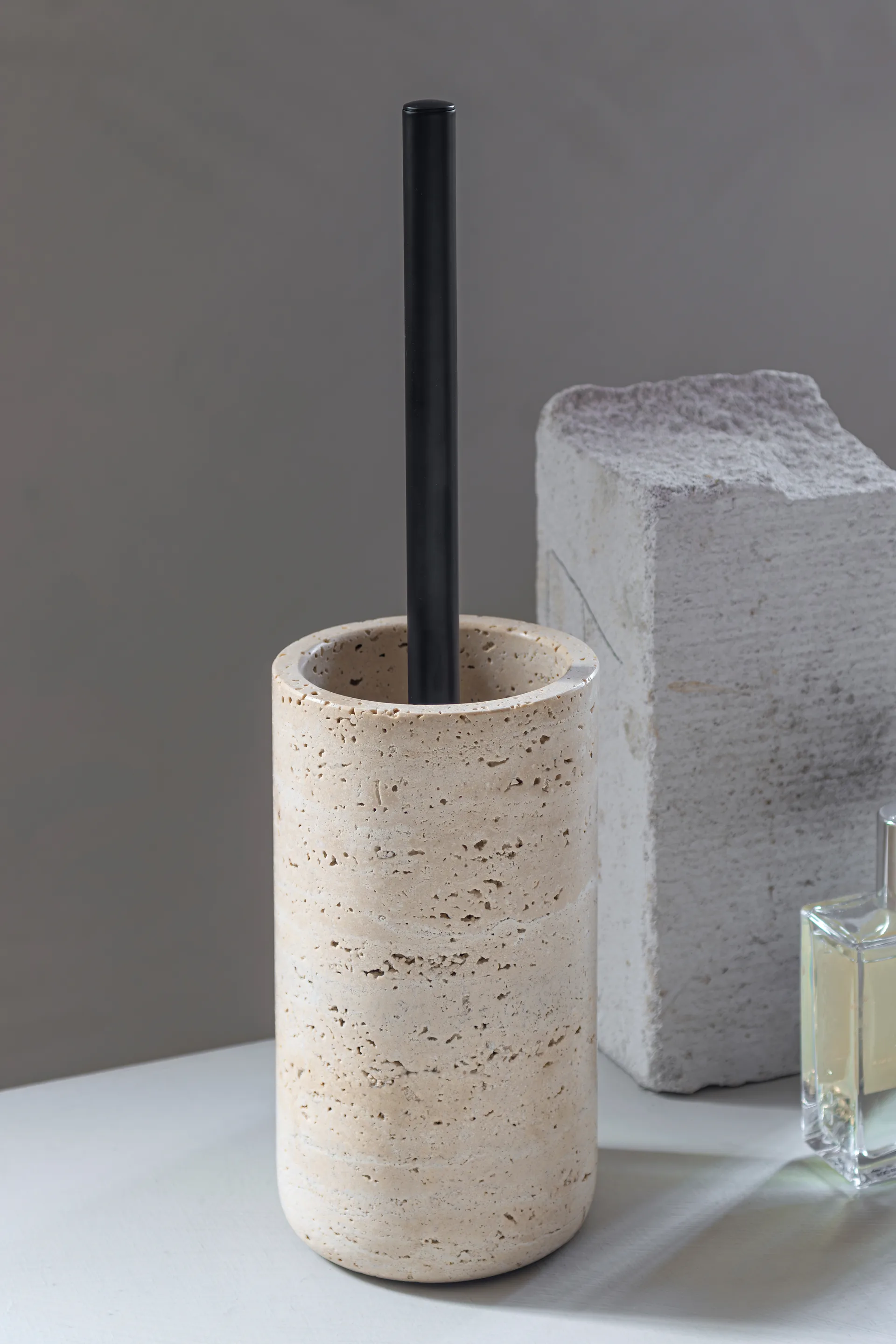 Travertine toiletbørste 36 cm, Linen Mette Ditmer