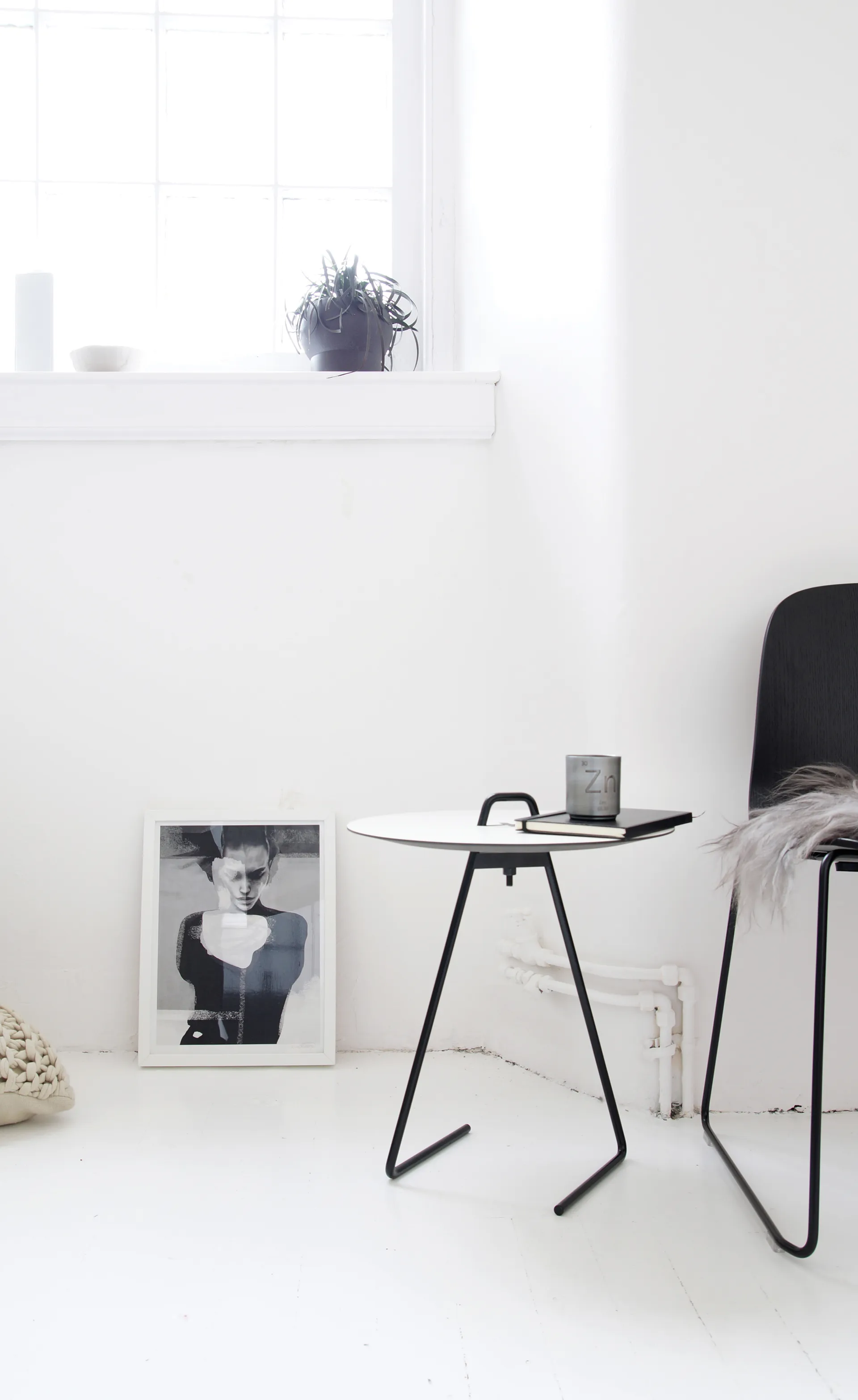 Bærbart sidebord Ø45 cm, Black/White MOEBE