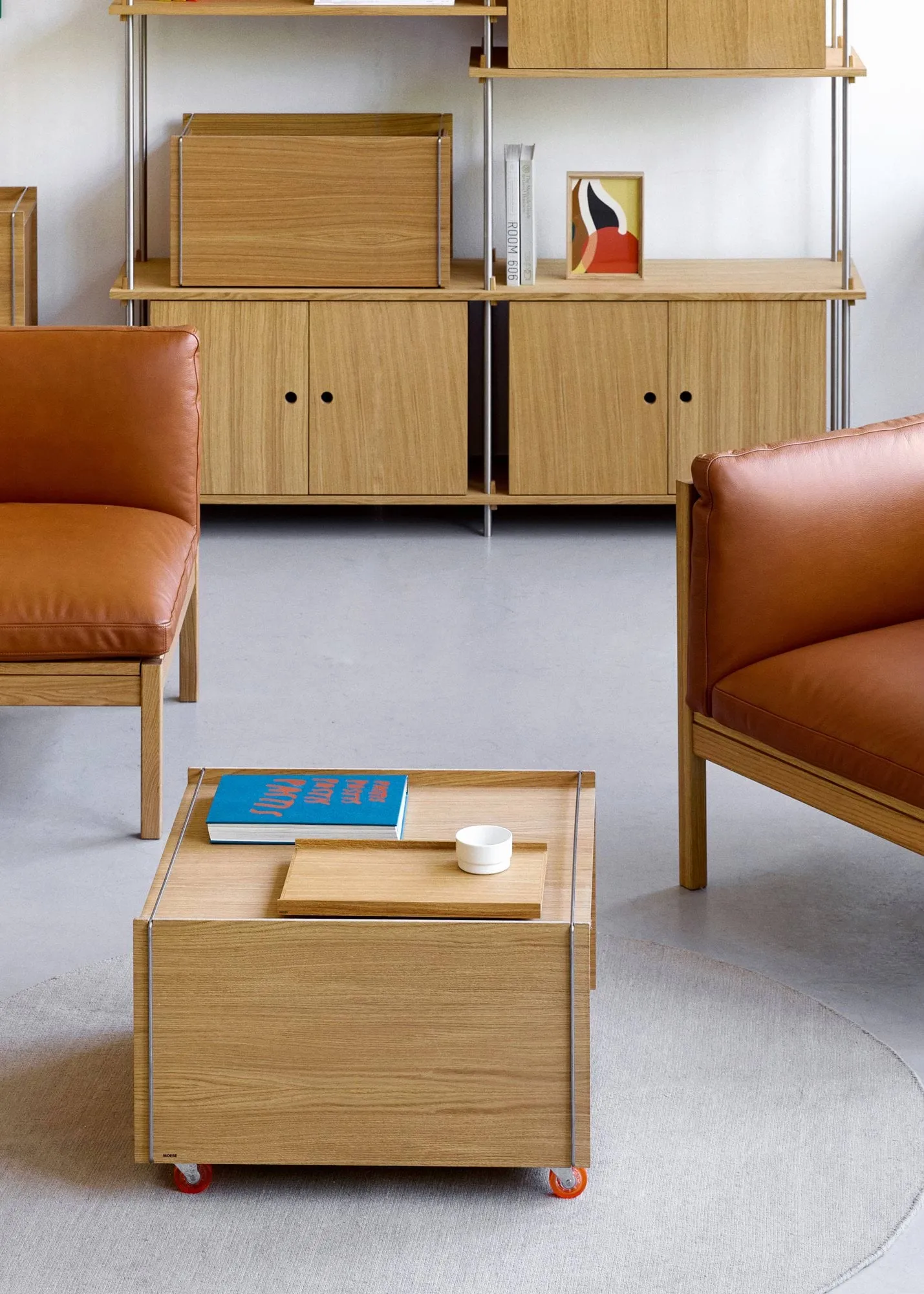 Moebe Storage Chest sofabord med opbevaring, Olieret eg-rustfrit stål, 60x61x38.2 cm MOEBE