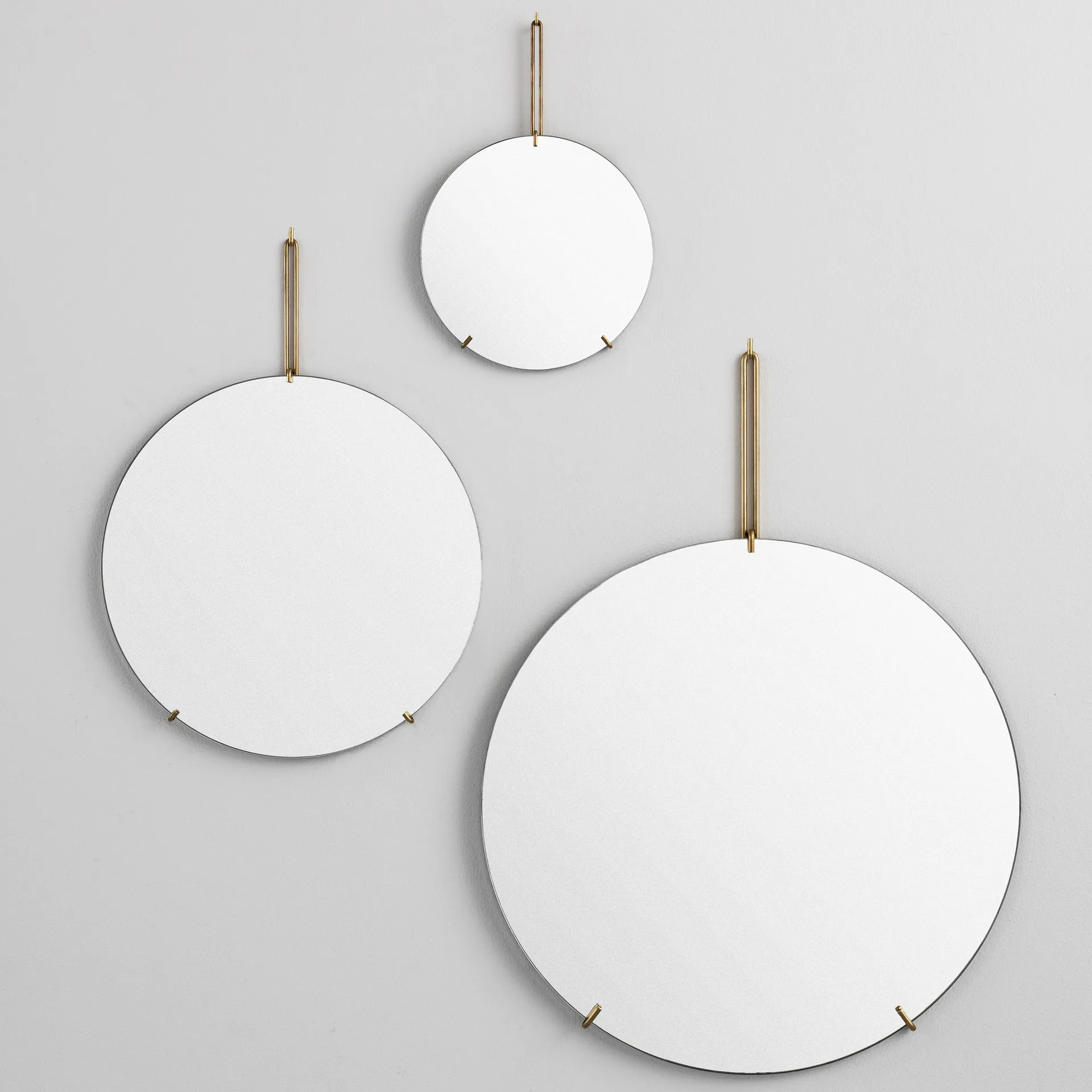 Moebe wall mirror Ø70 cm, Messing MOEBE