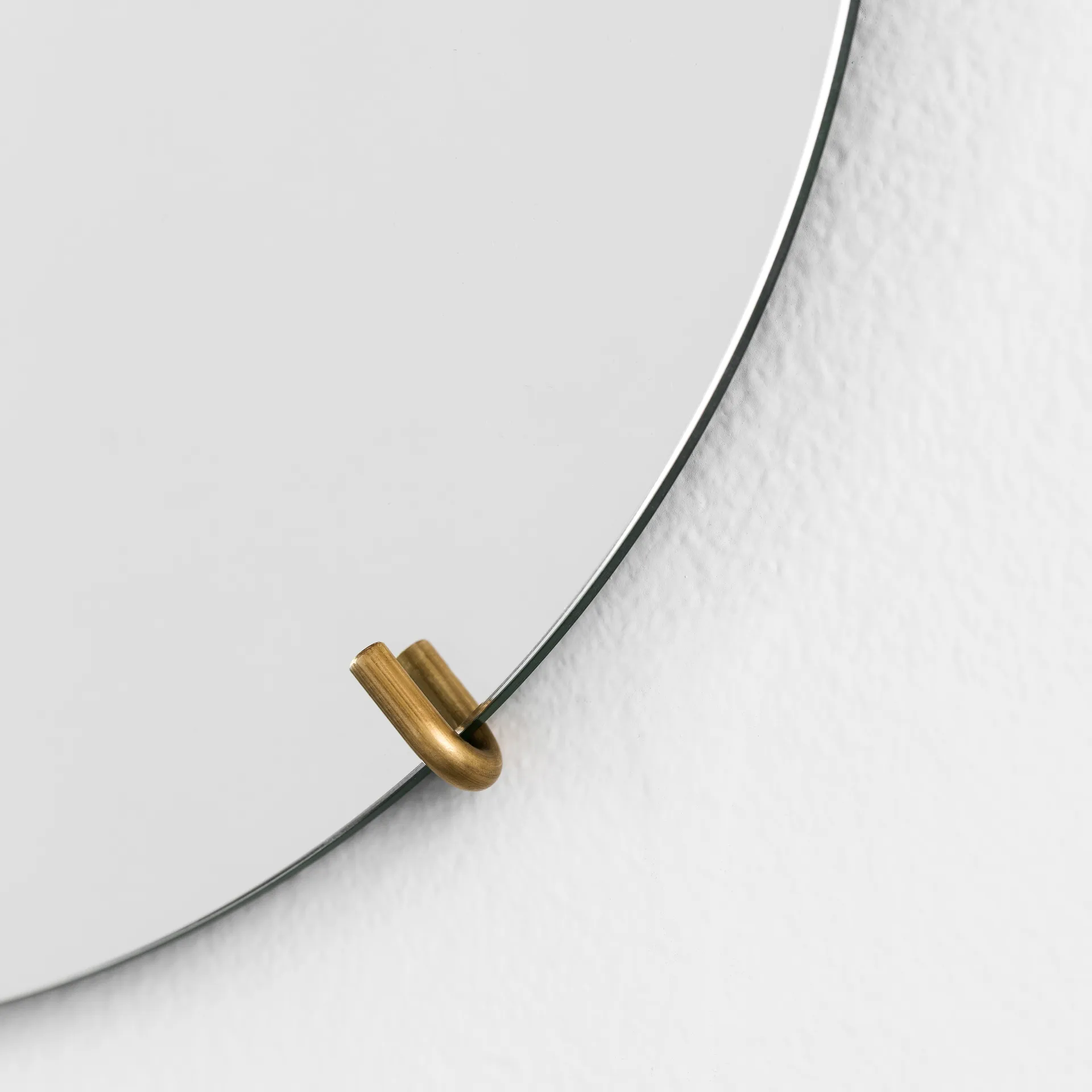 Moebe wall mirror Ø70 cm, Messing MOEBE