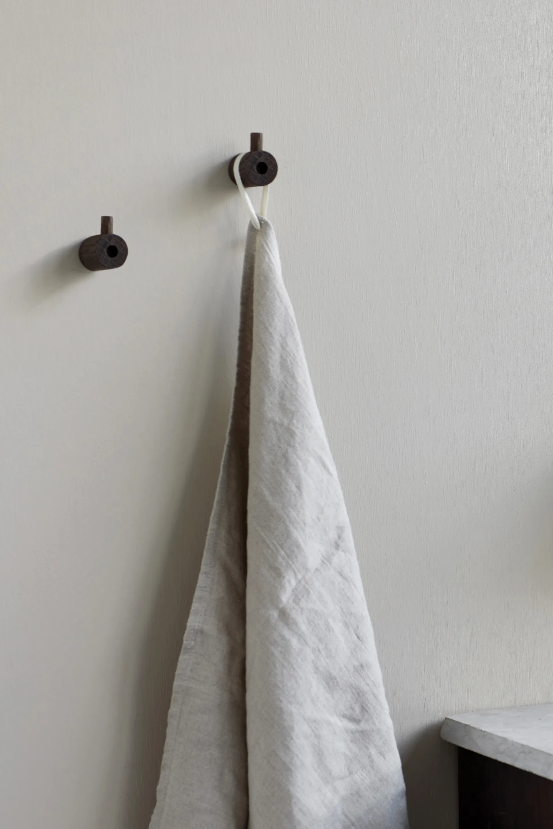 Moebe wooden wall hook krog, Røget eg MOEBE