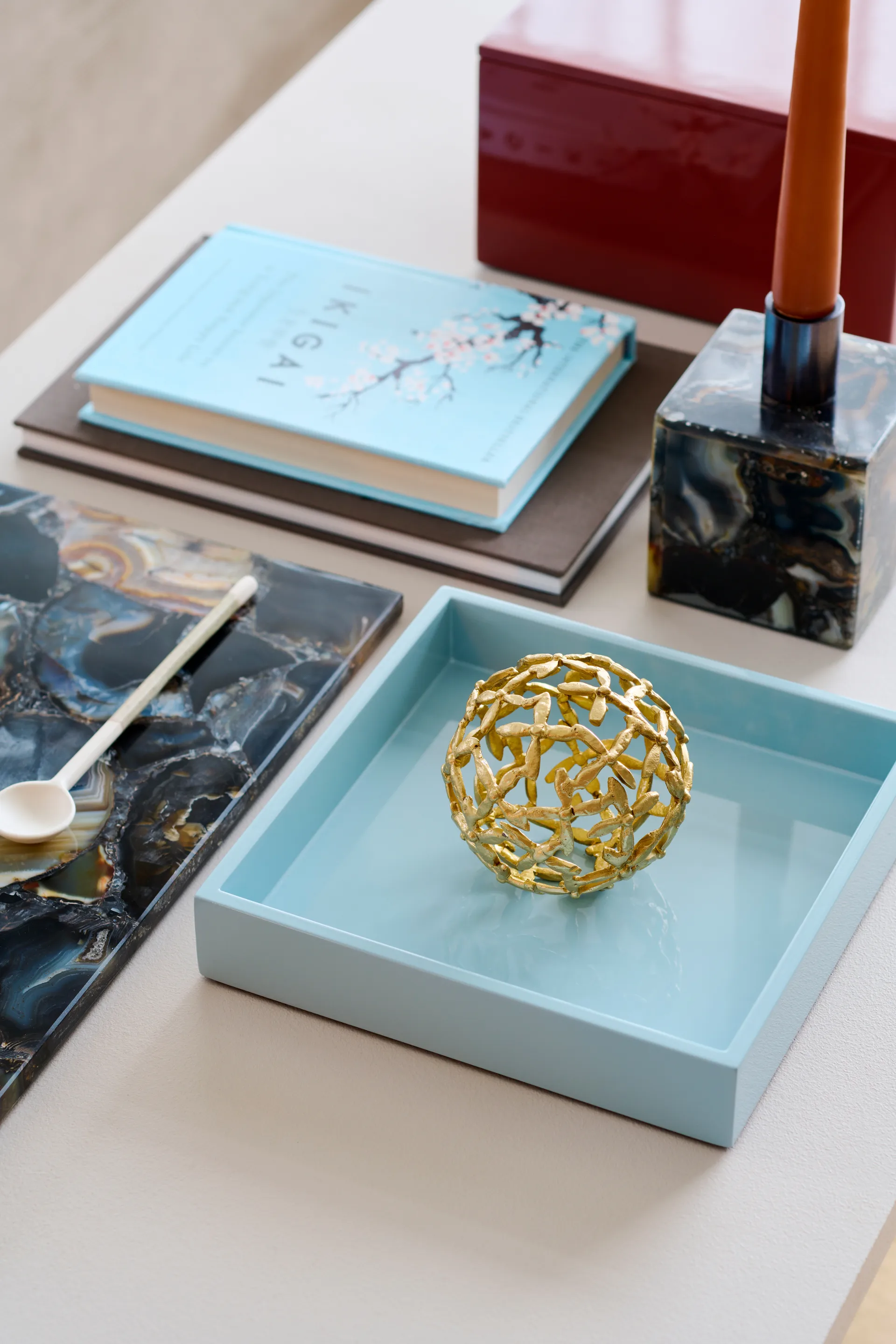 Lux lakeret dekorationsbakke 19x19x3,5 cm, Powder blue Mojoo