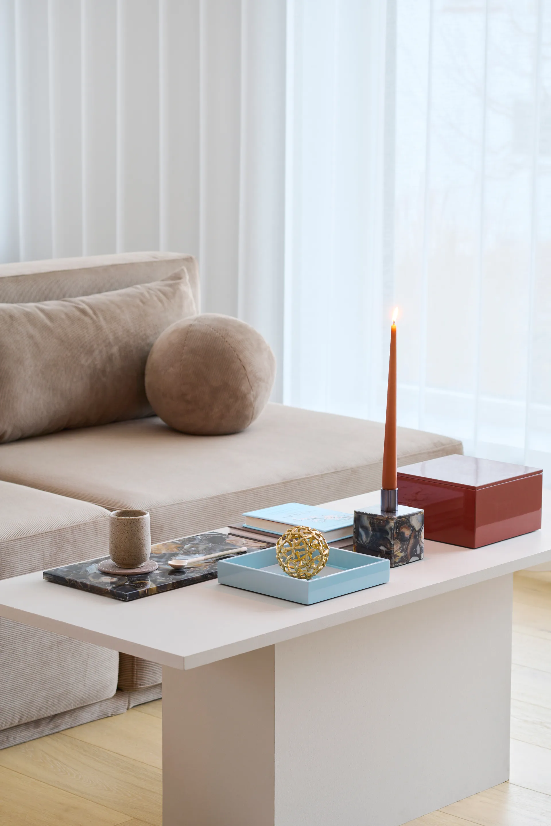 Lux lakeret dekorationsbakke 19x19x3,5 cm, Powder blue Mojoo