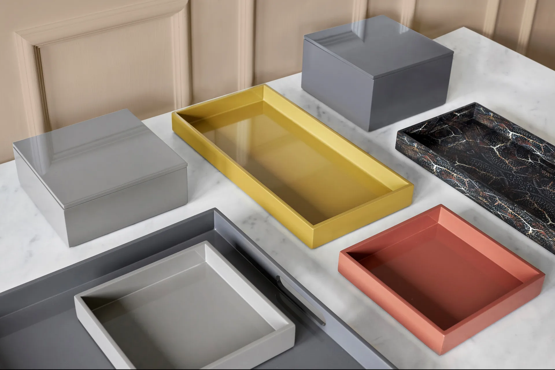 Lux lakeret serveringsbakke 40x40x4 cm, Dark grey Mojoo