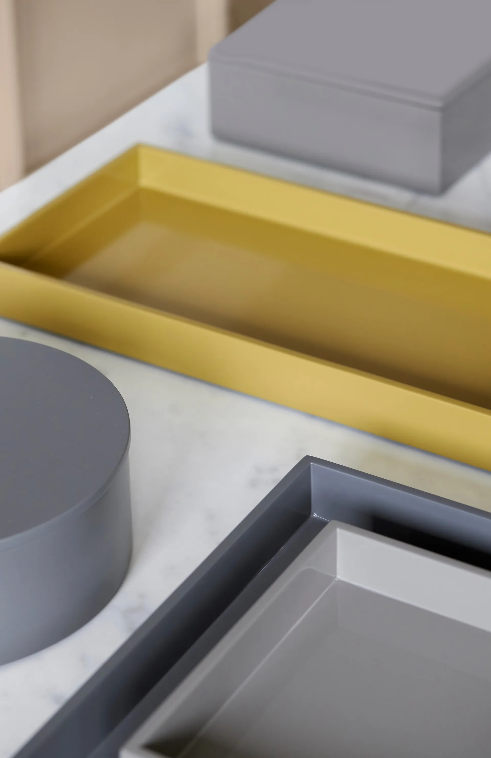 Lux lakeret serveringsbakke 40x40x4 cm, Dark grey Mojoo