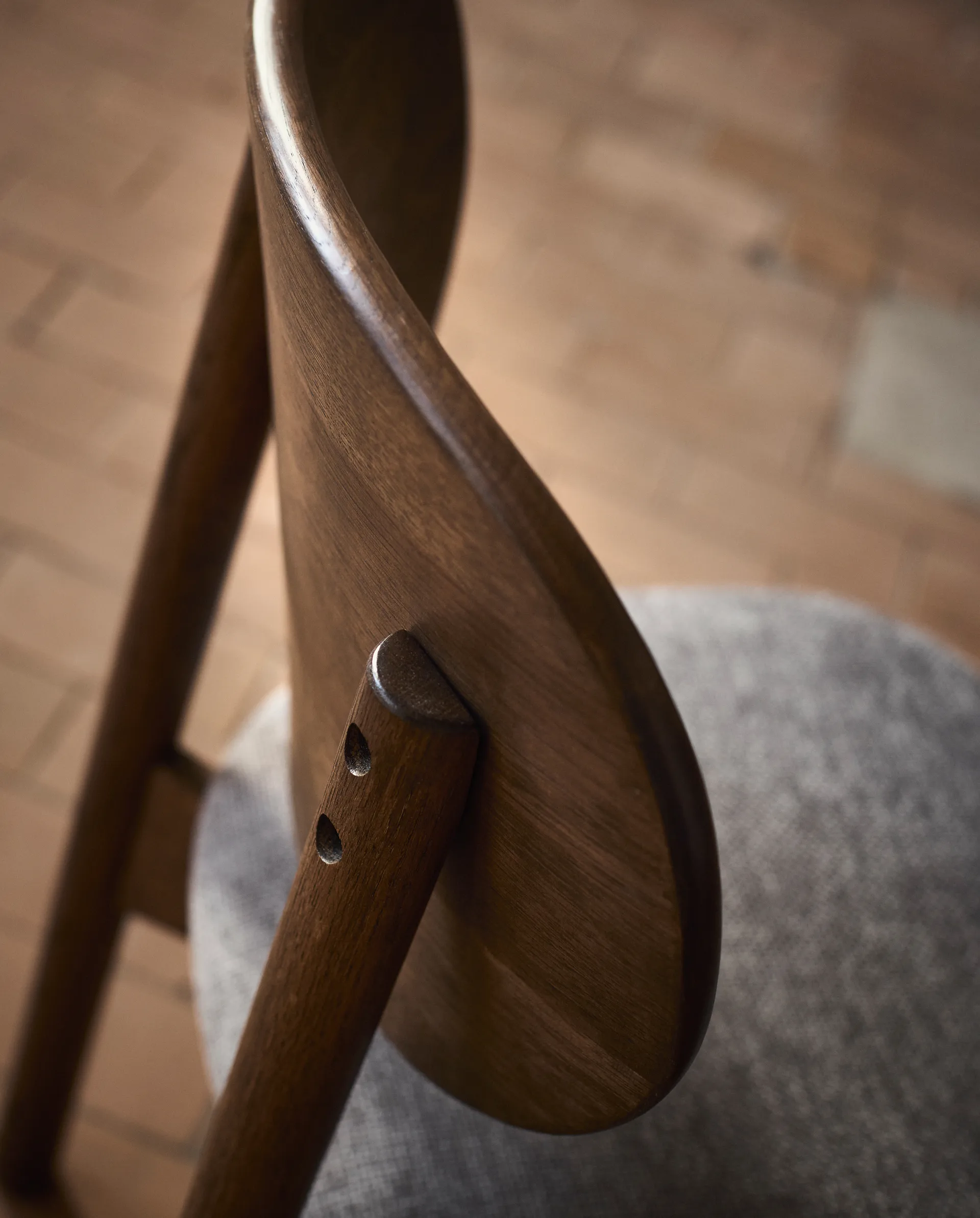 Oka stol, Mørkolieret eg, grey MUUBS