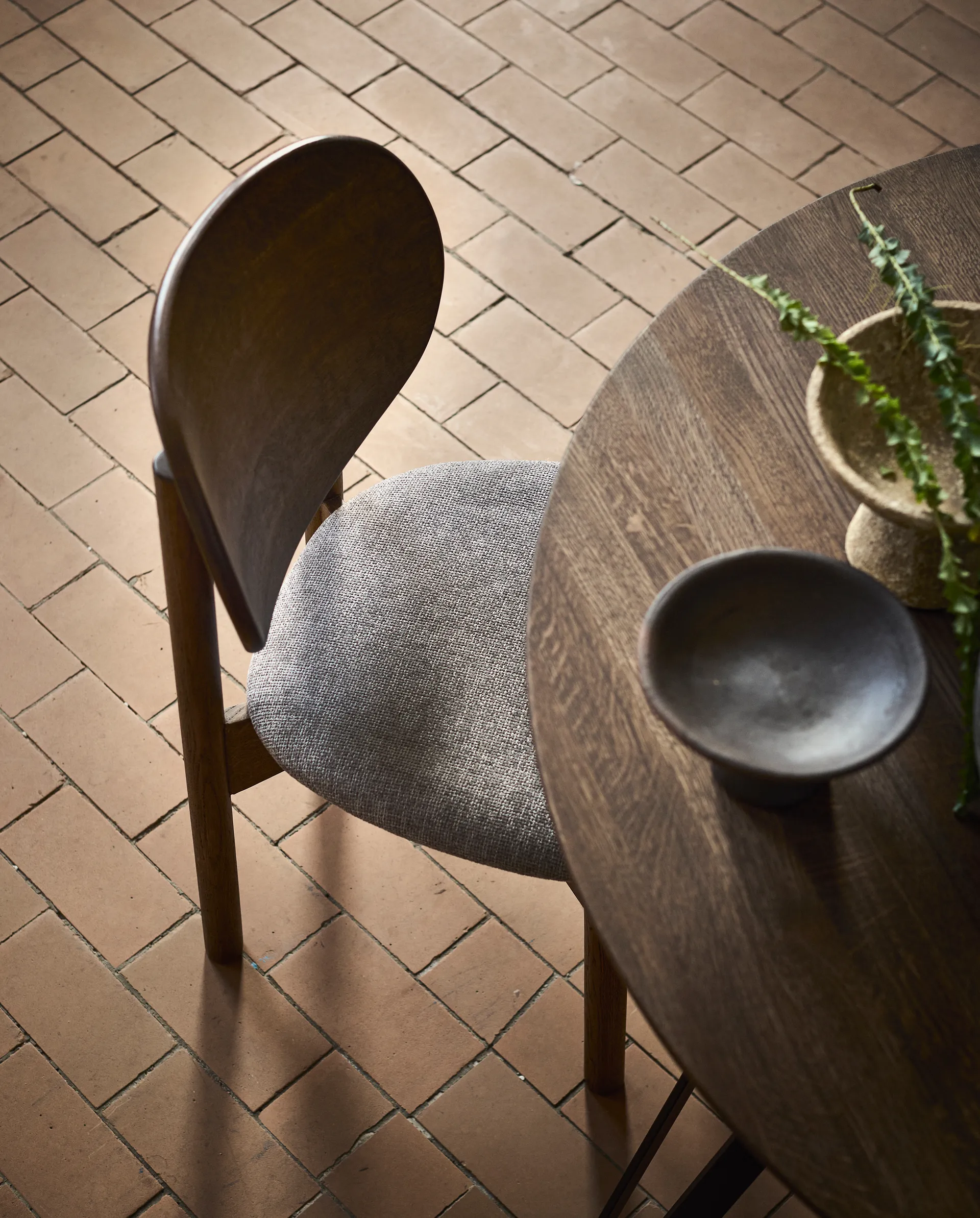 Oka stol, Mørkolieret eg, grey MUUBS