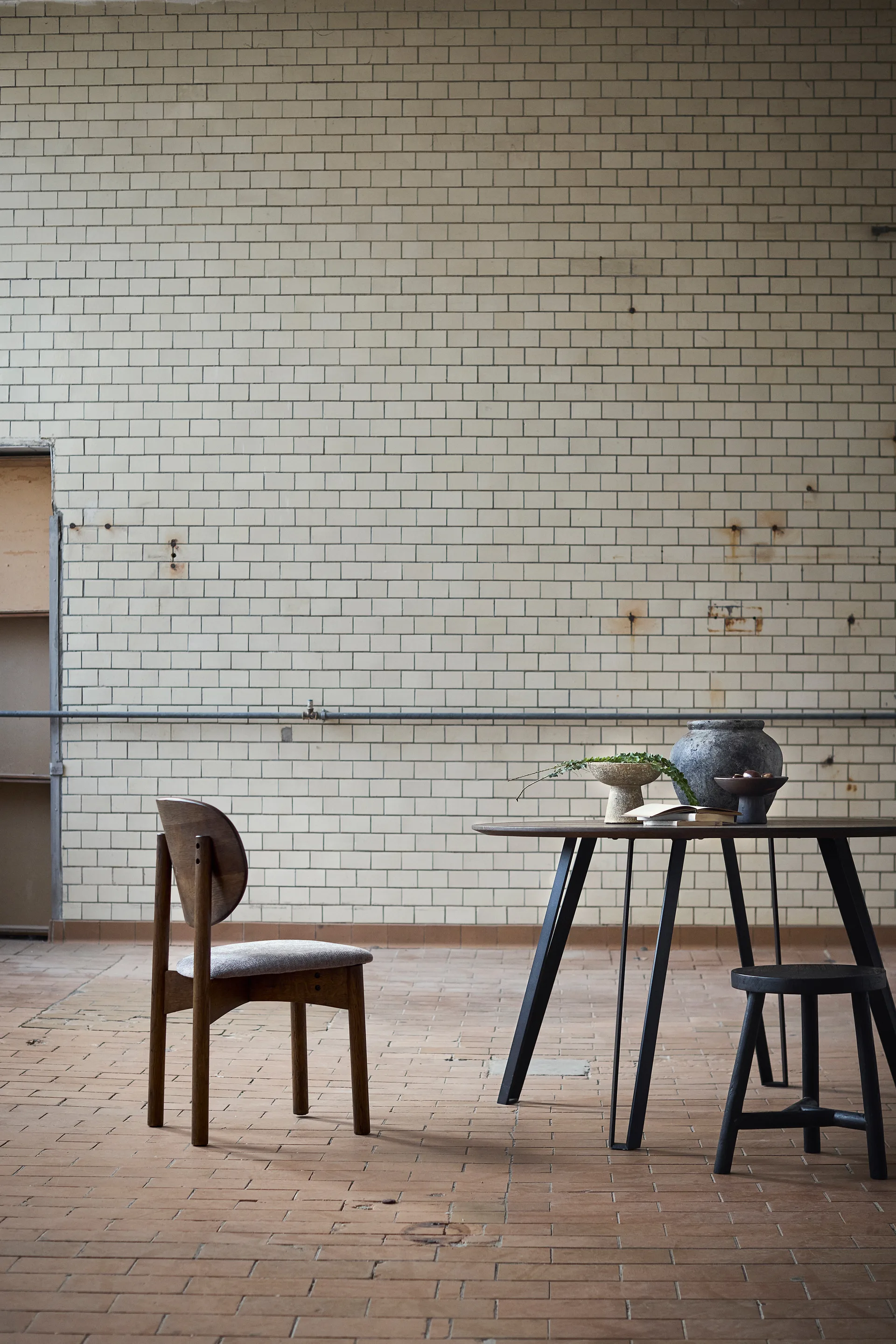 Oka stol, Mørkolieret eg, grey MUUBS