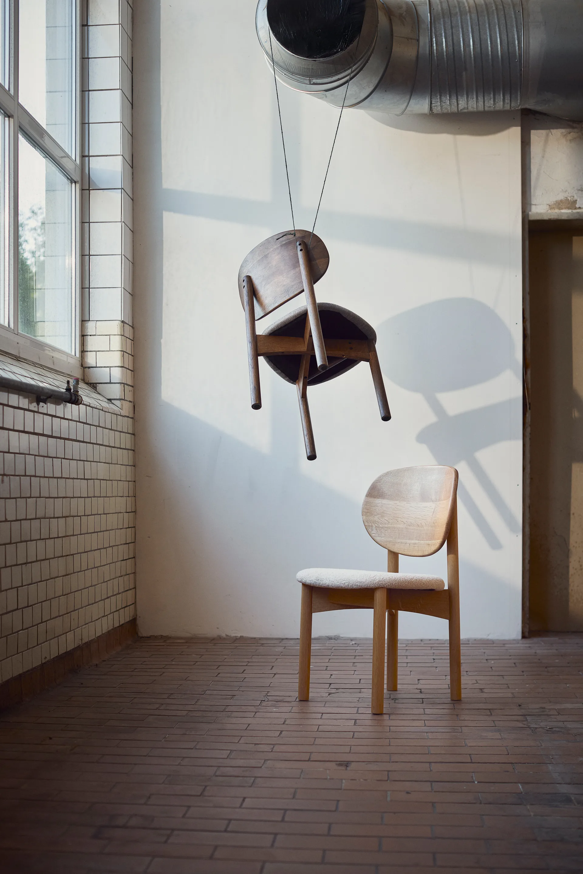 Oka stol, Mørkolieret eg, grey MUUBS