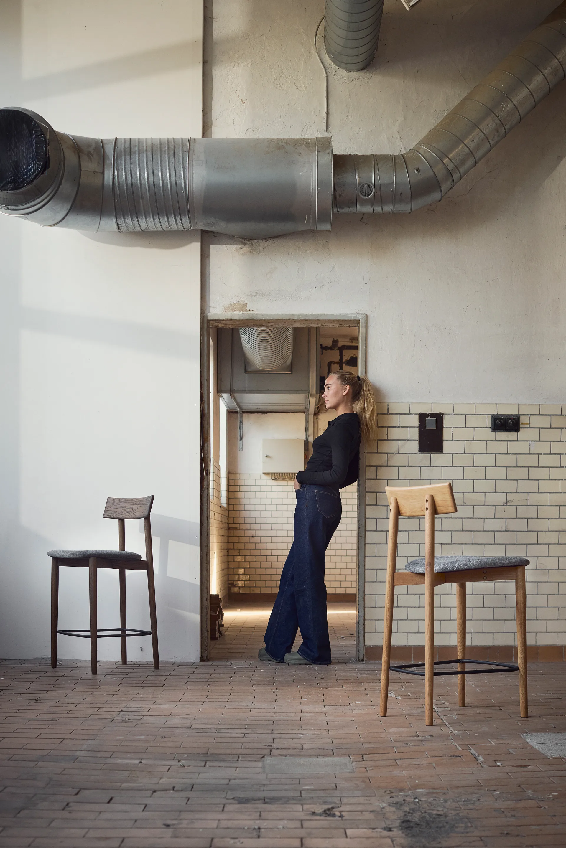 Tetra barstol, Betongfarvet stof-naturolieret eg MUUBS