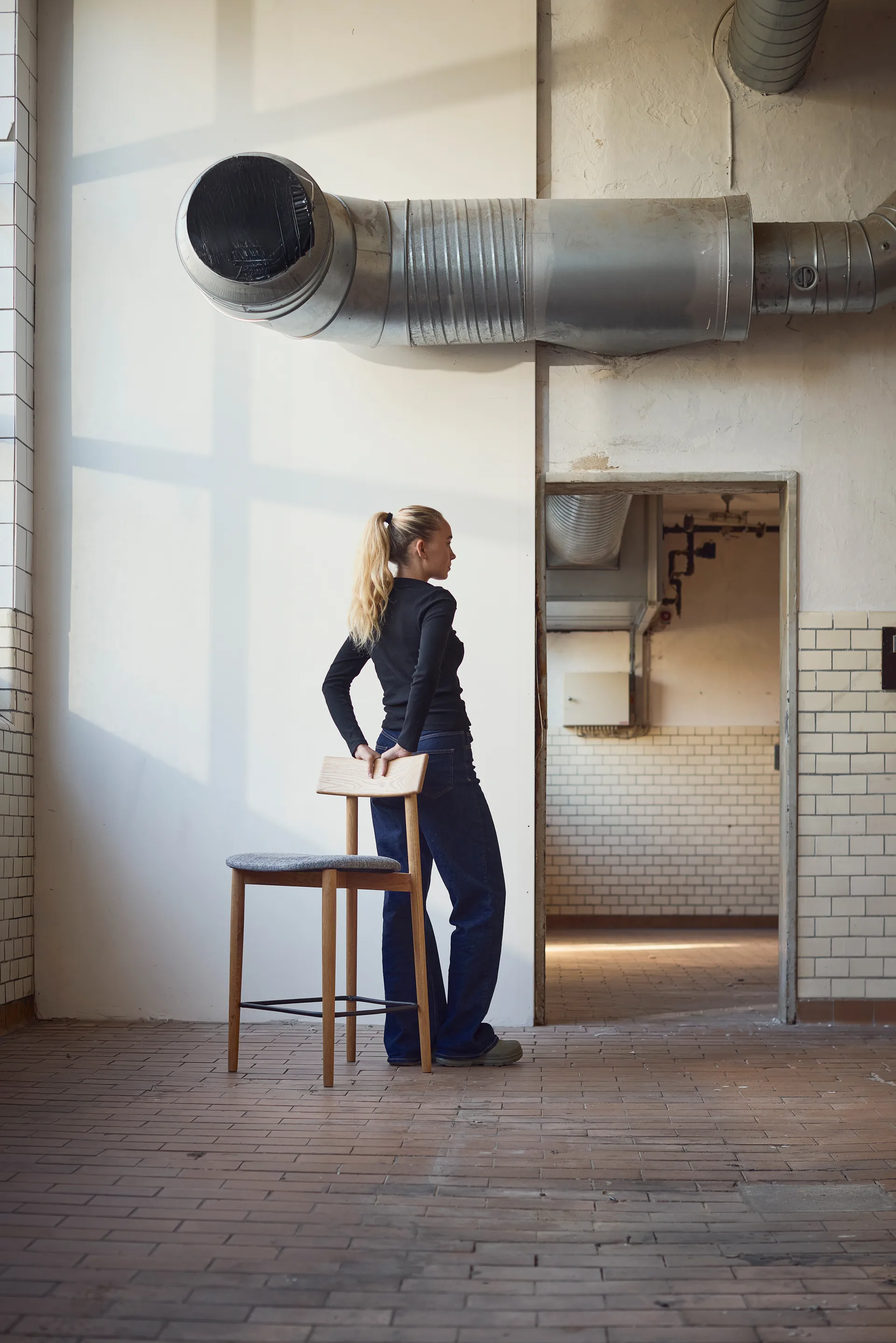 Tetra barstol, Betongfarvet stof-naturolieret eg MUUBS