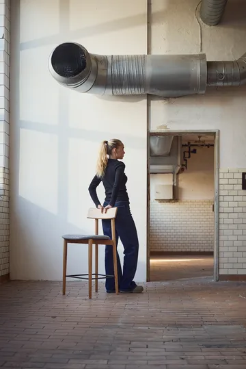 Tetra barstol - Betongfarvet stof-naturolieret eg - MUUBS