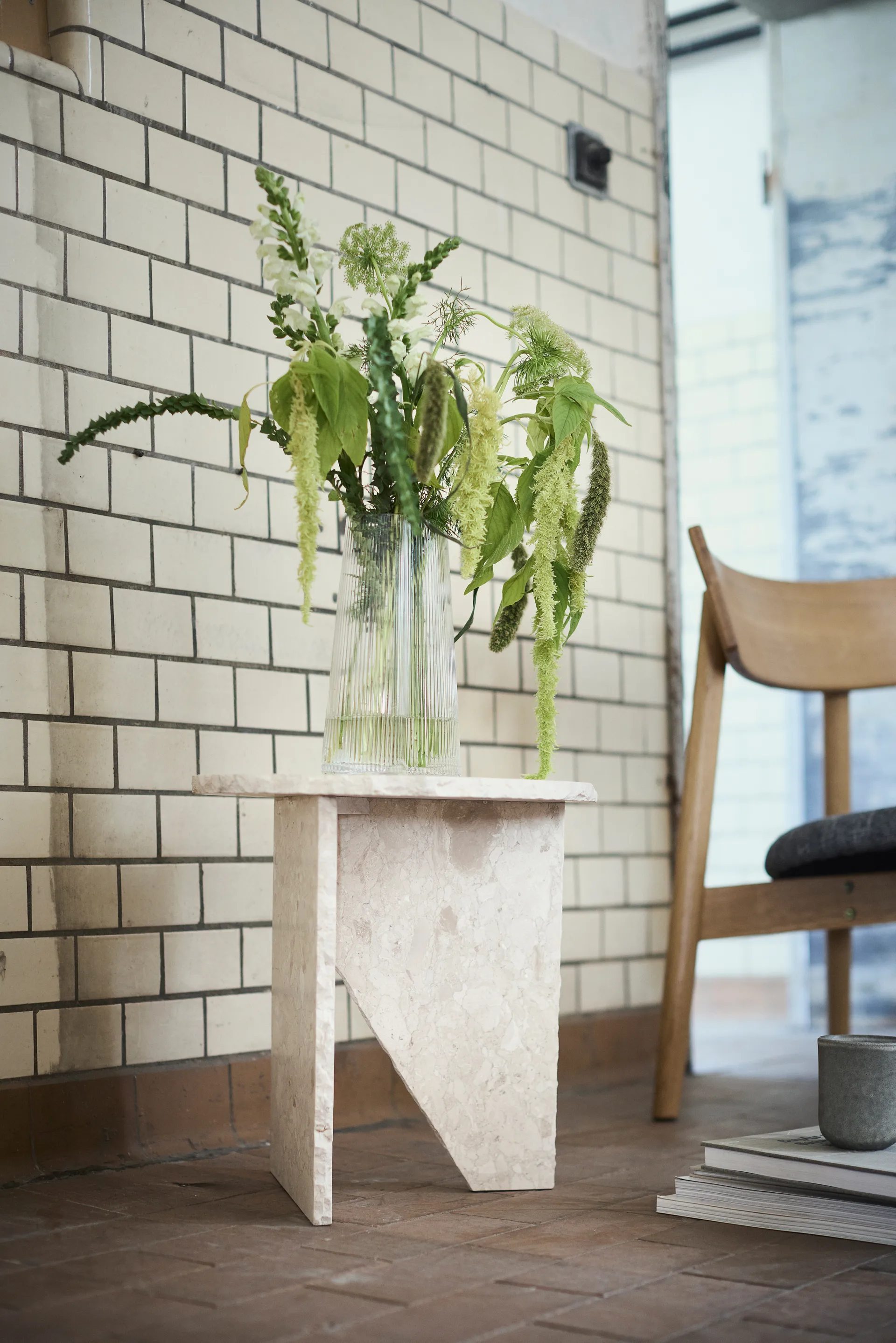 Tetra lounge chair, Betonfarvet stof-naturolieret eg MUUBS