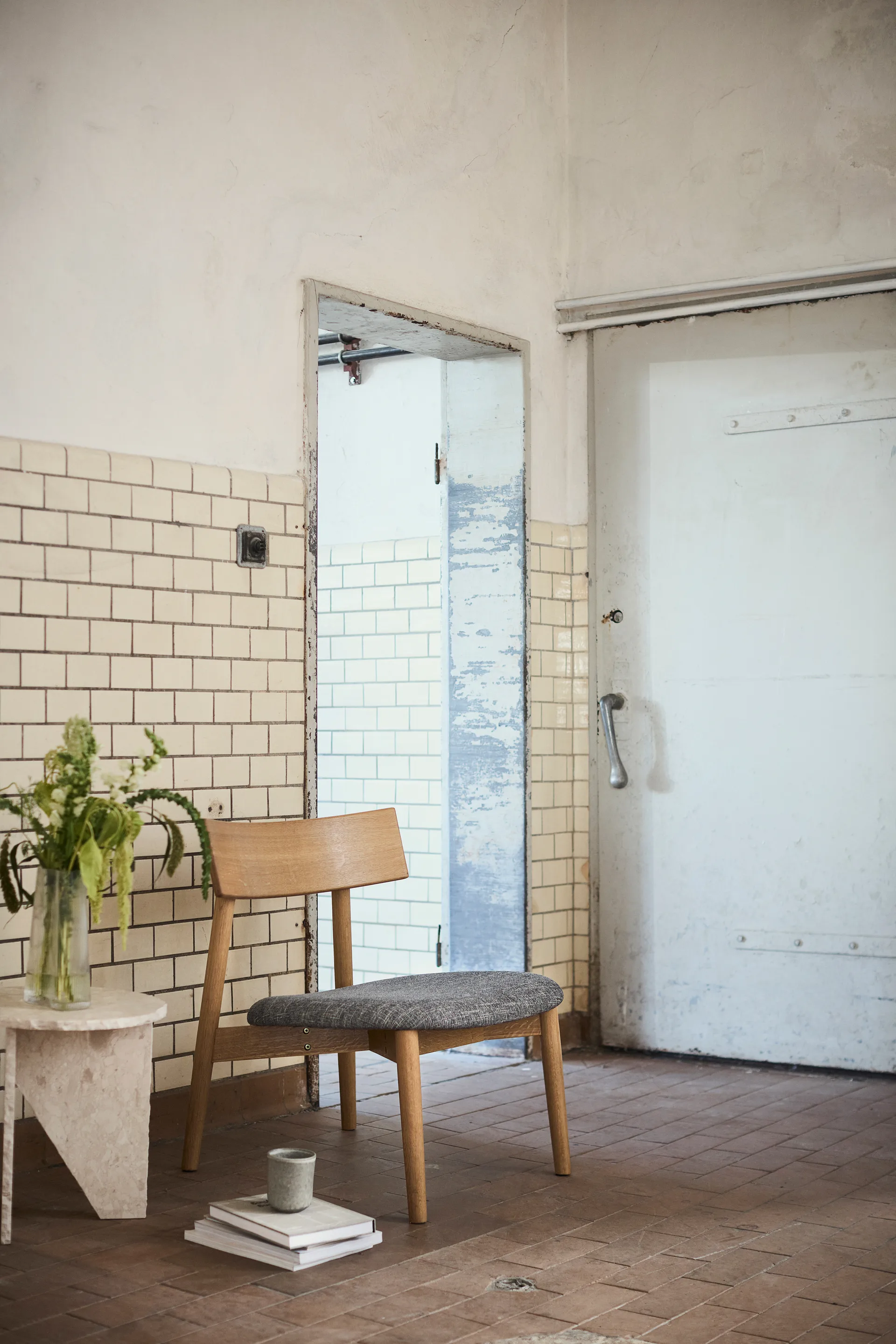 Tetra lounge chair, Betonfarvet stof-naturolieret eg MUUBS