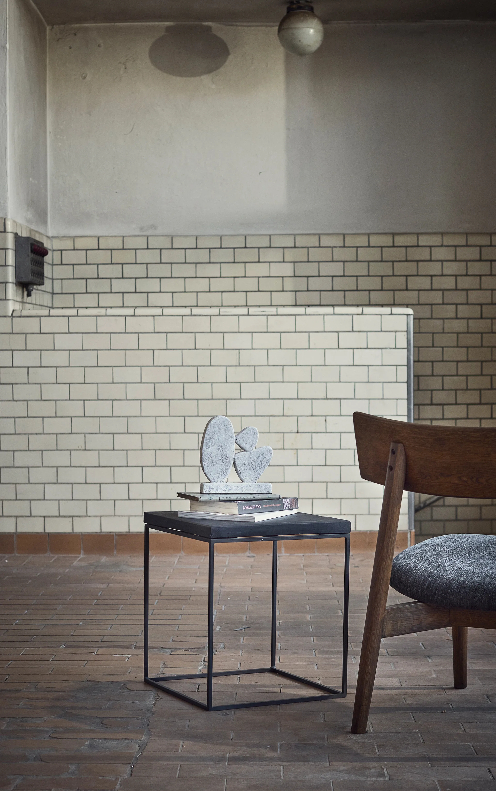 Tetra lounge chair, Granitfarvet stof-mørkolieret eg MUUBS