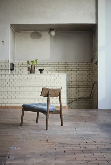 Tetra lounge chair - Granitfarvet stof-mørkolieret eg - MUUBS