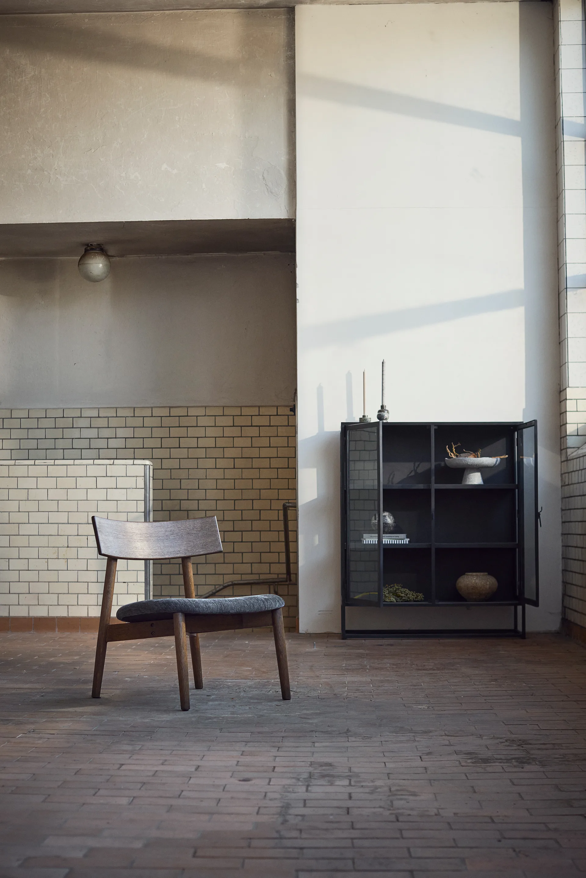 Tetra lounge chair, Granitfarvet stof-mørkolieret eg MUUBS