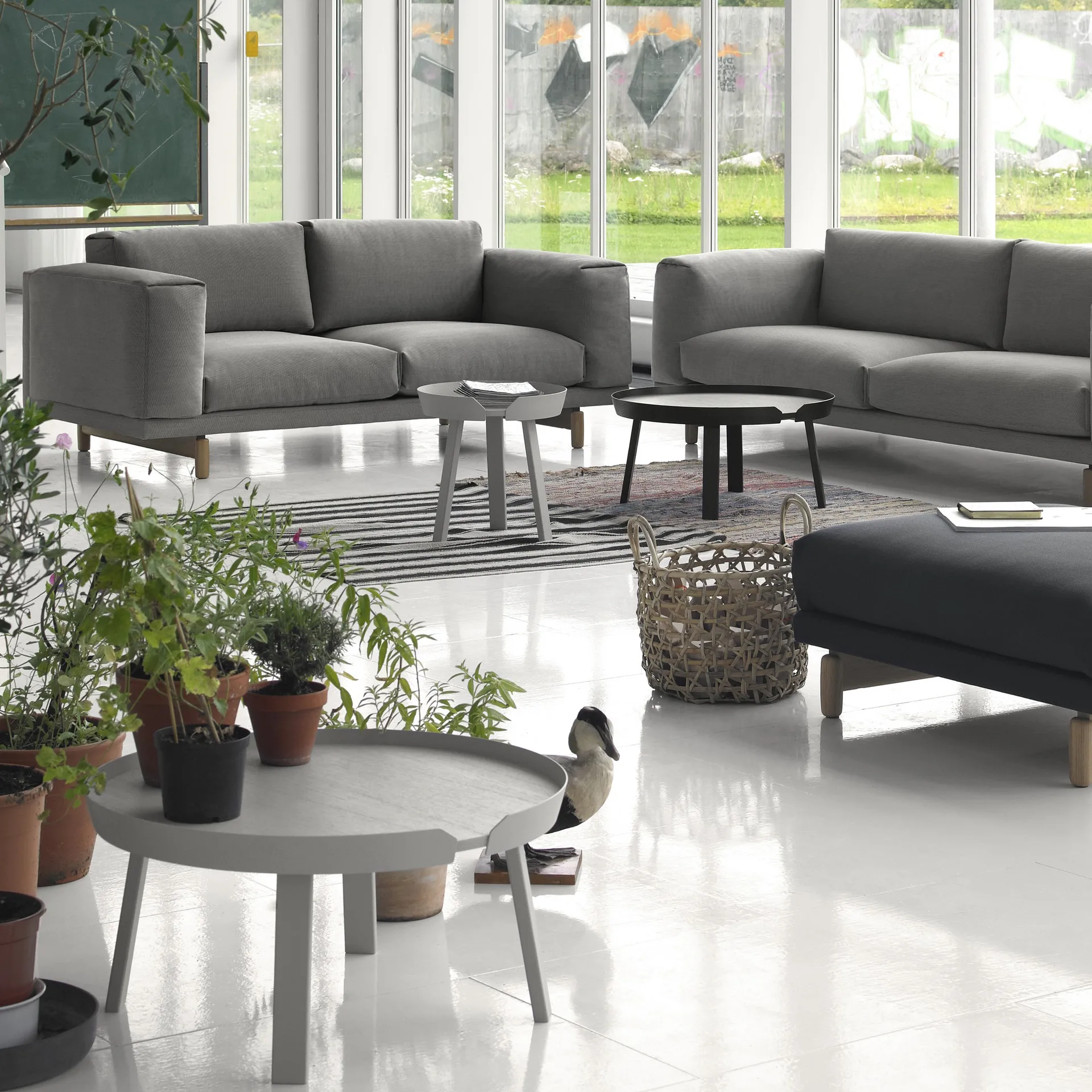 Around bord stort, sort Muuto