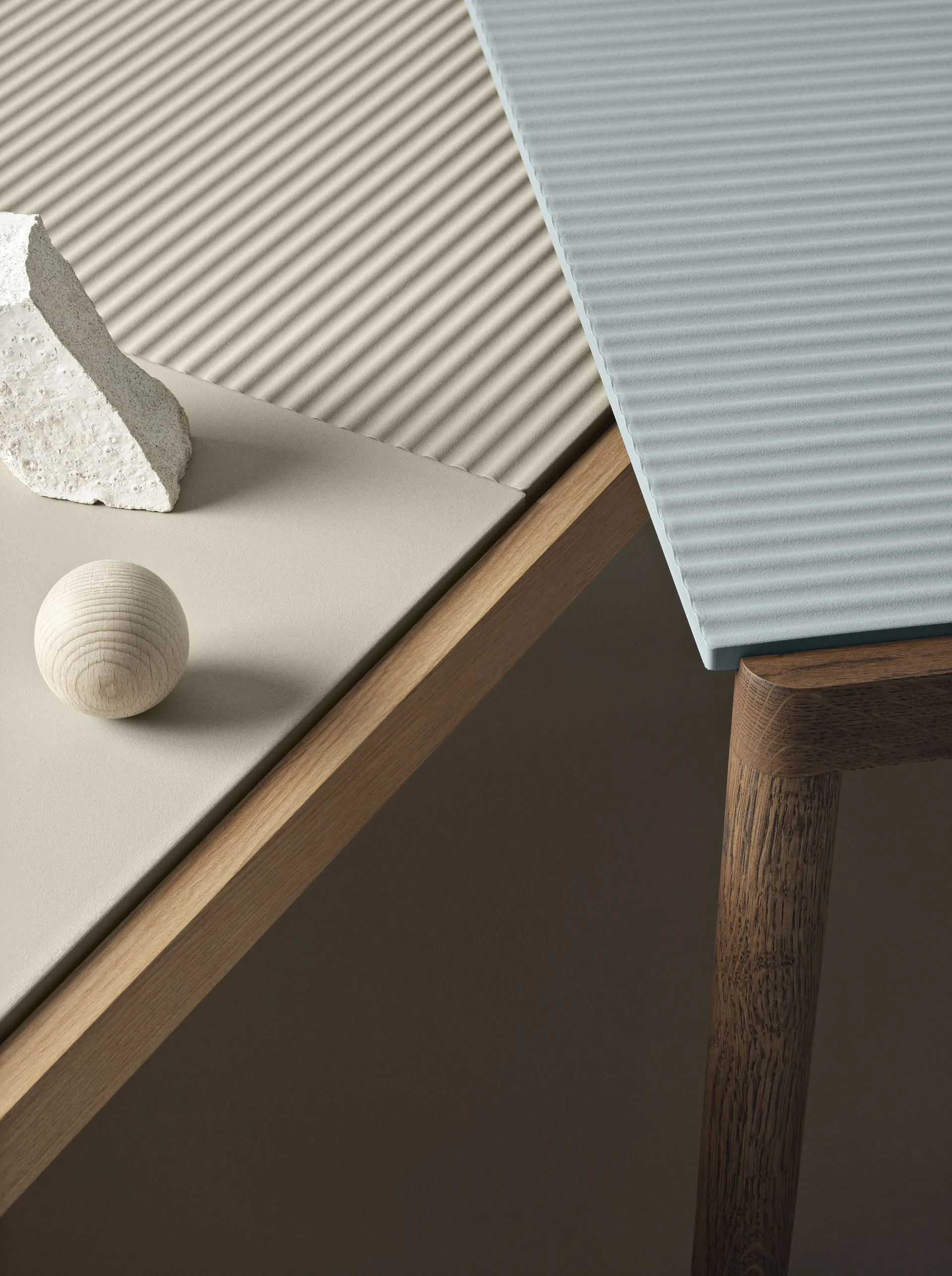 Couple 1 Wavy sofabord 40x84x40 cm, Pale blue/Dark oiled oak Muuto