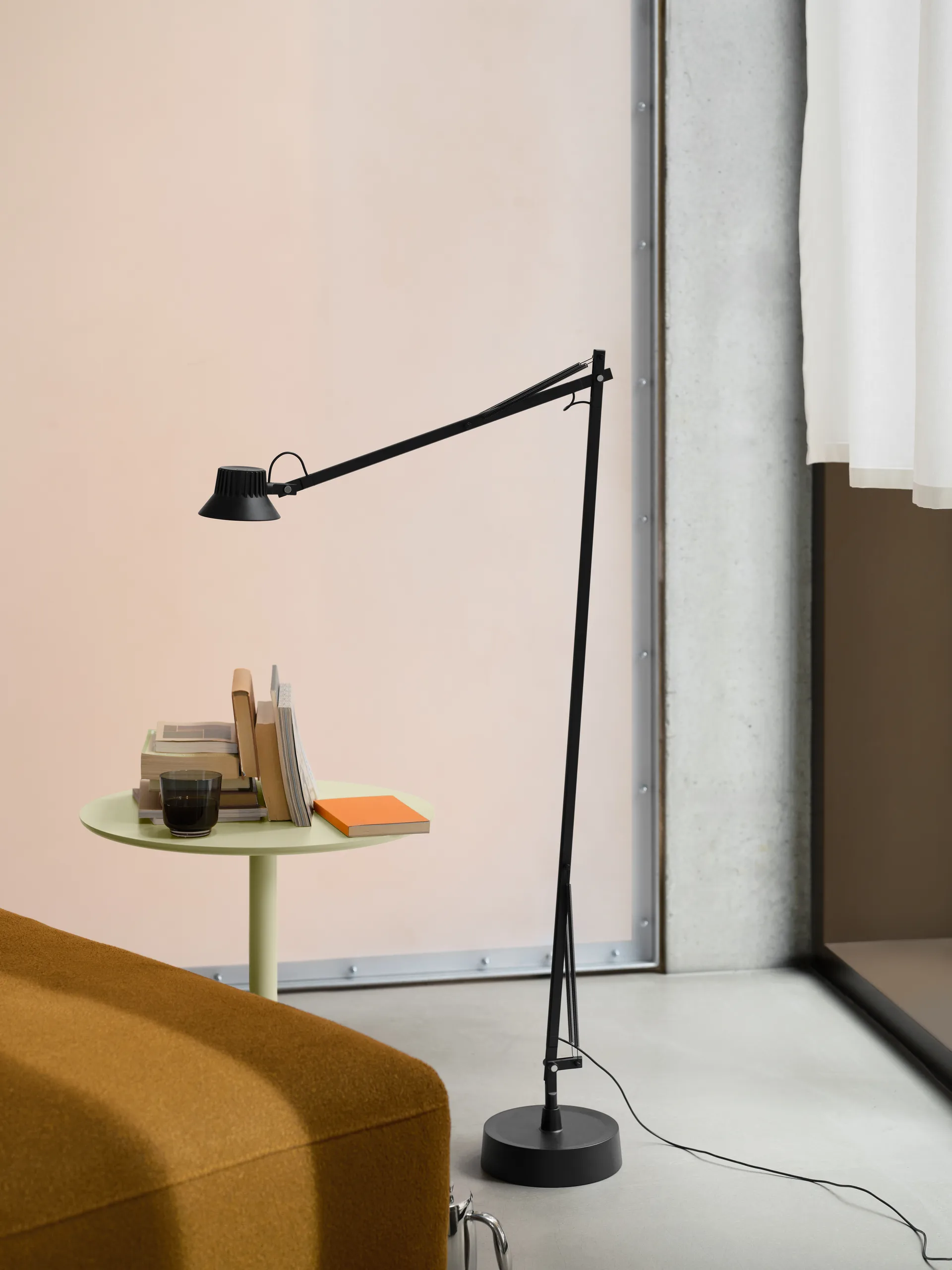 Dedicate gulvlampe, Black, 112 cm Muuto