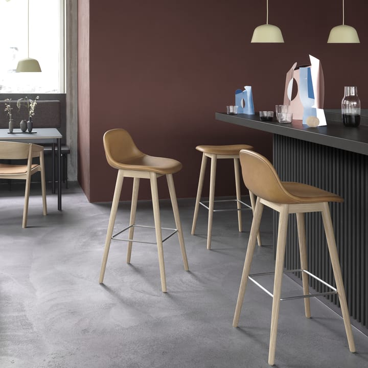 Fiber bar stool 75 cm, black, mørkebrunbejdsede ben Muuto