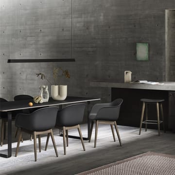 Fiber Chair stol med armlæn og træben - Black/Stained dark brown - Muuto