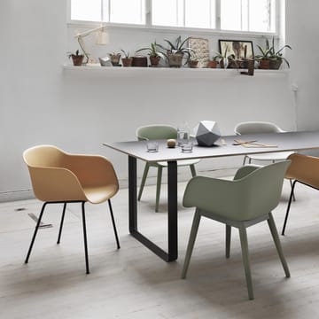 Fiber Chair stol med armlæn og træben - dusty green - Muuto