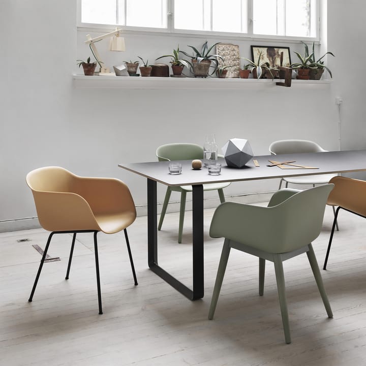 Fiber Chair stol med armlæn og træben, dusty green Muuto