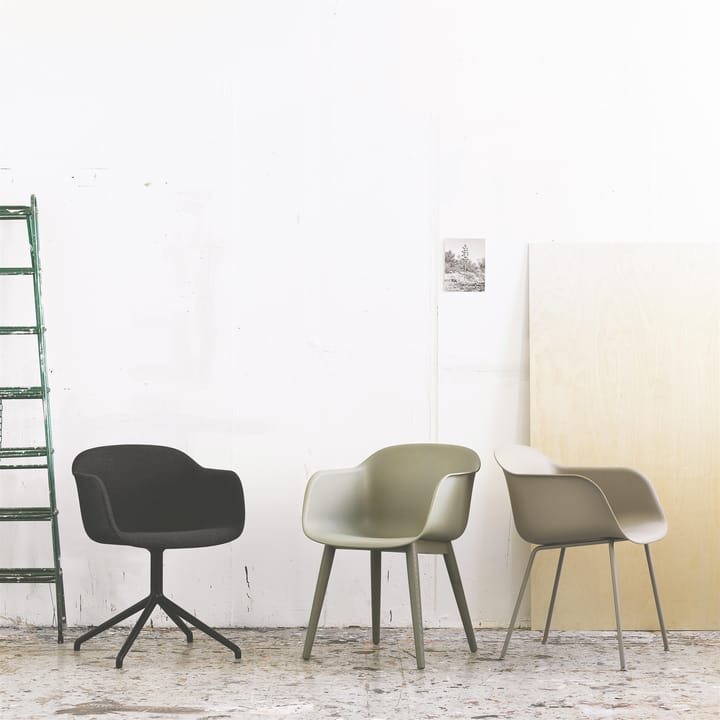 Fiber Chair stol med armlæn og træben, dusty green Muuto