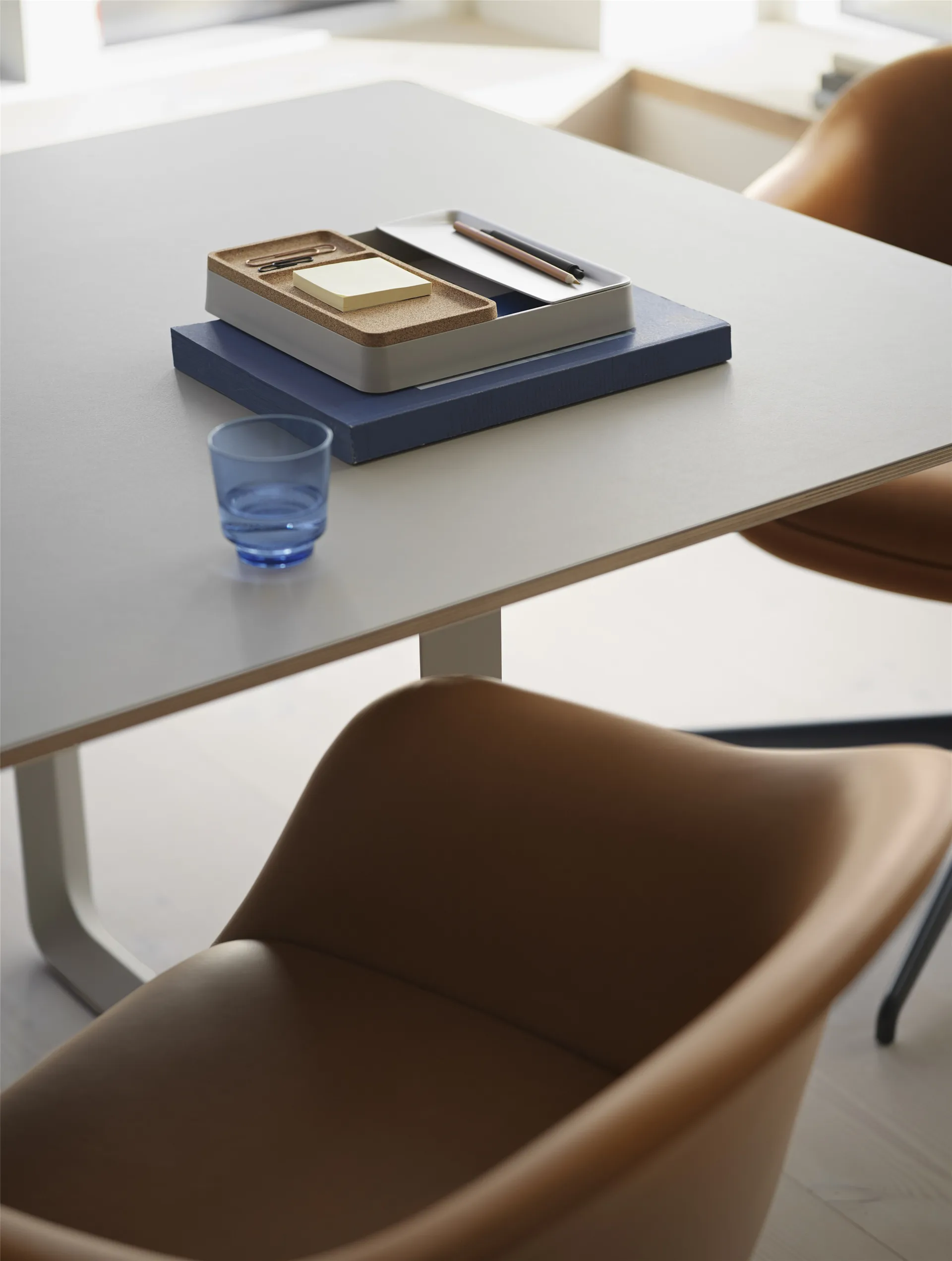 Fiber Conference Armchair med træben, Refine leather cognac, oak Muuto