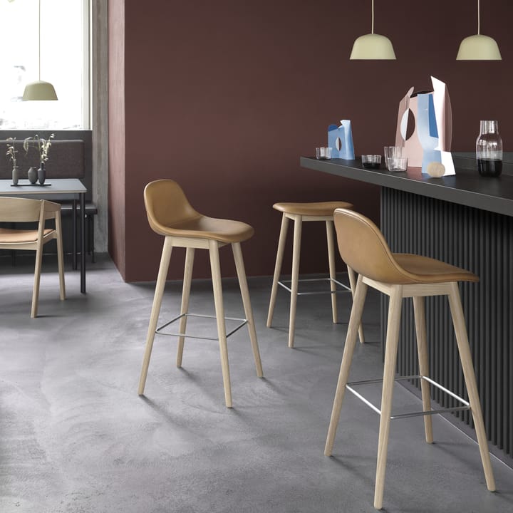 Fiber counter stool 75 cm - stof Twill Weave 990 dark green, brunbejdsede egetræsben - Muuto