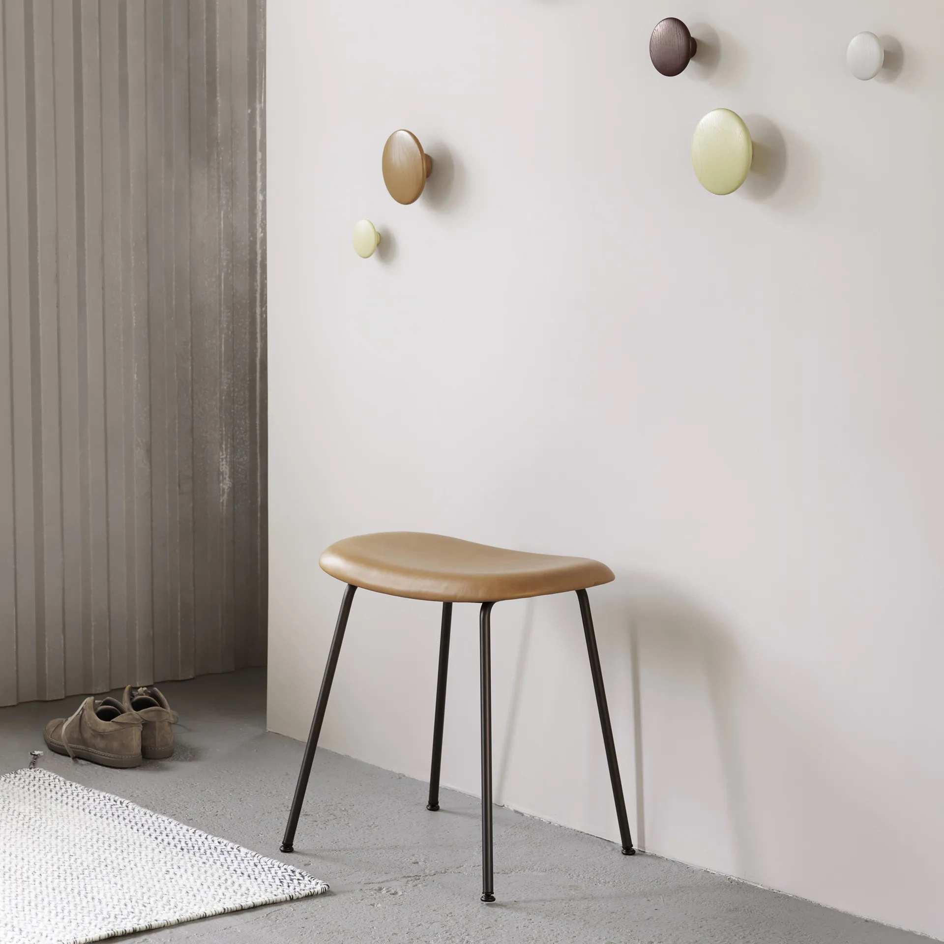 Fiber taburet, black, ben i træ Muuto
