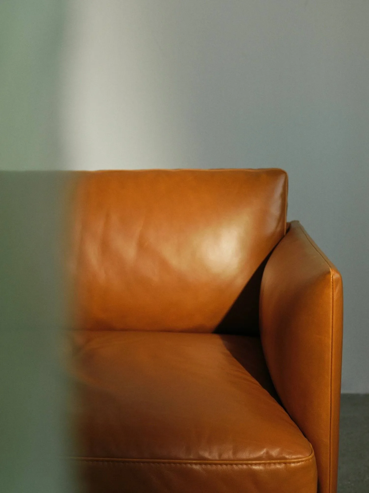 Outline sofa 3-pers. læder, Cognac, sorte ben Muuto