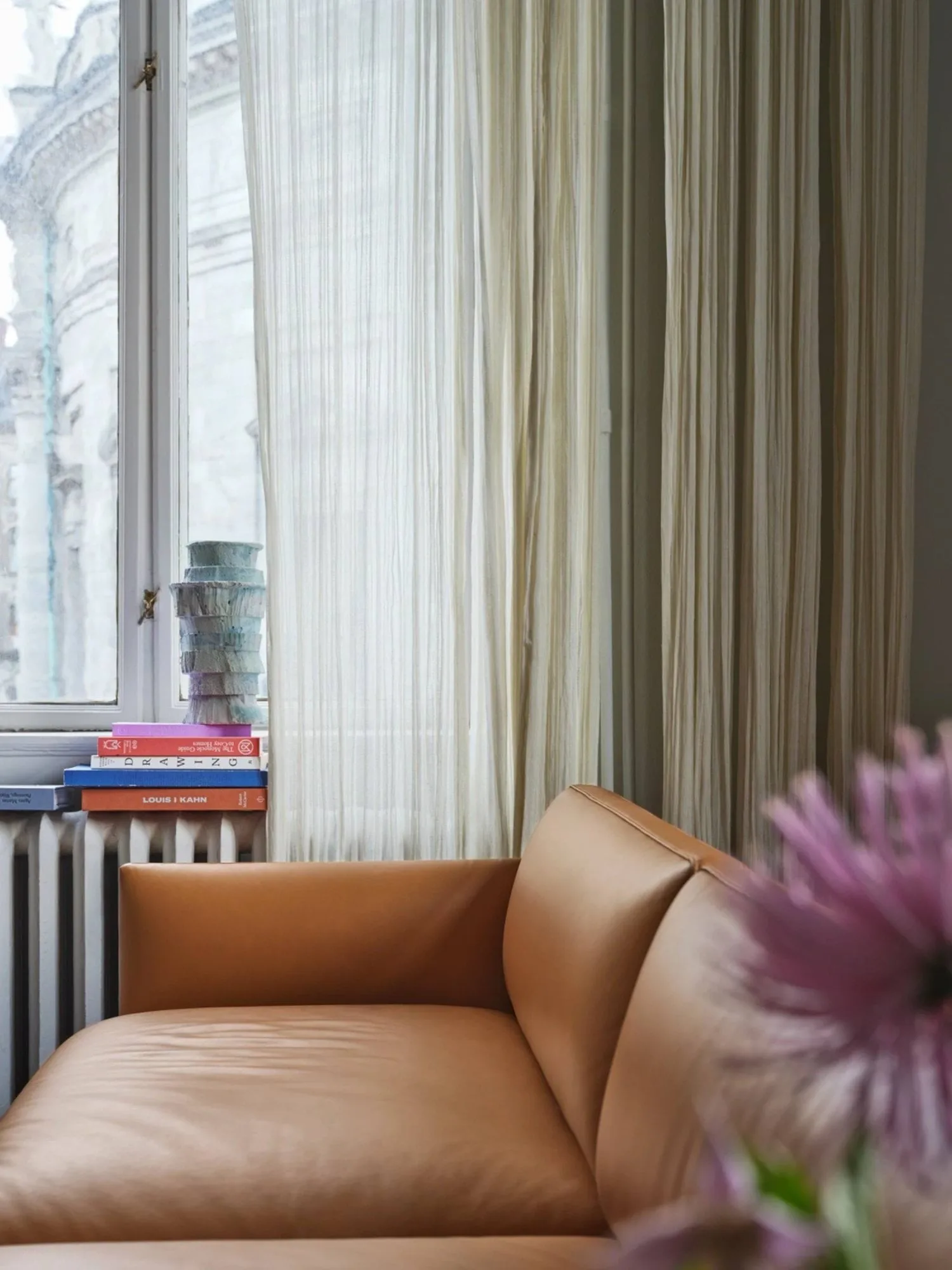 Outline sofa 3-pers. læder, Cognac, sorte ben Muuto