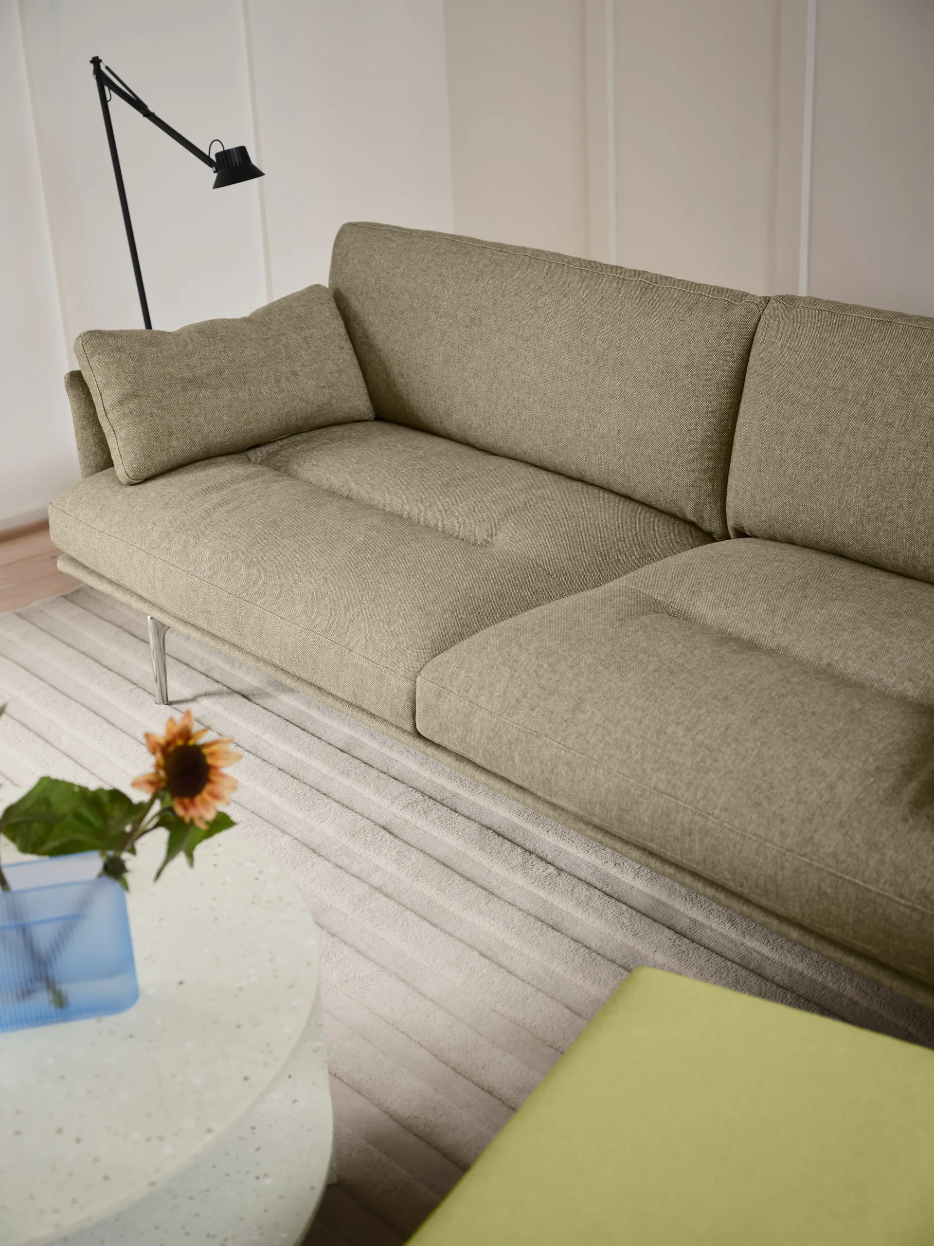 Outline Soft sofa, Clay 15-aluminiumsben, 3-personers sofa Muuto