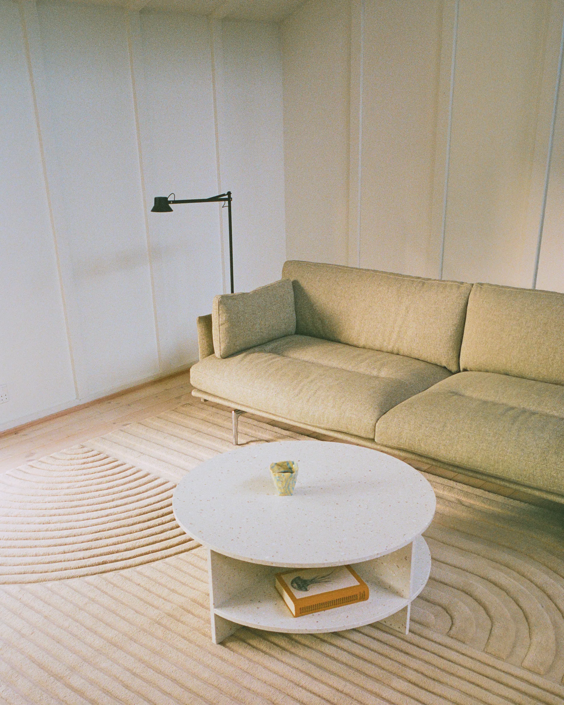 Outline Soft sofa, Clay 15-aluminiumsben, 3-personers sofa Muuto